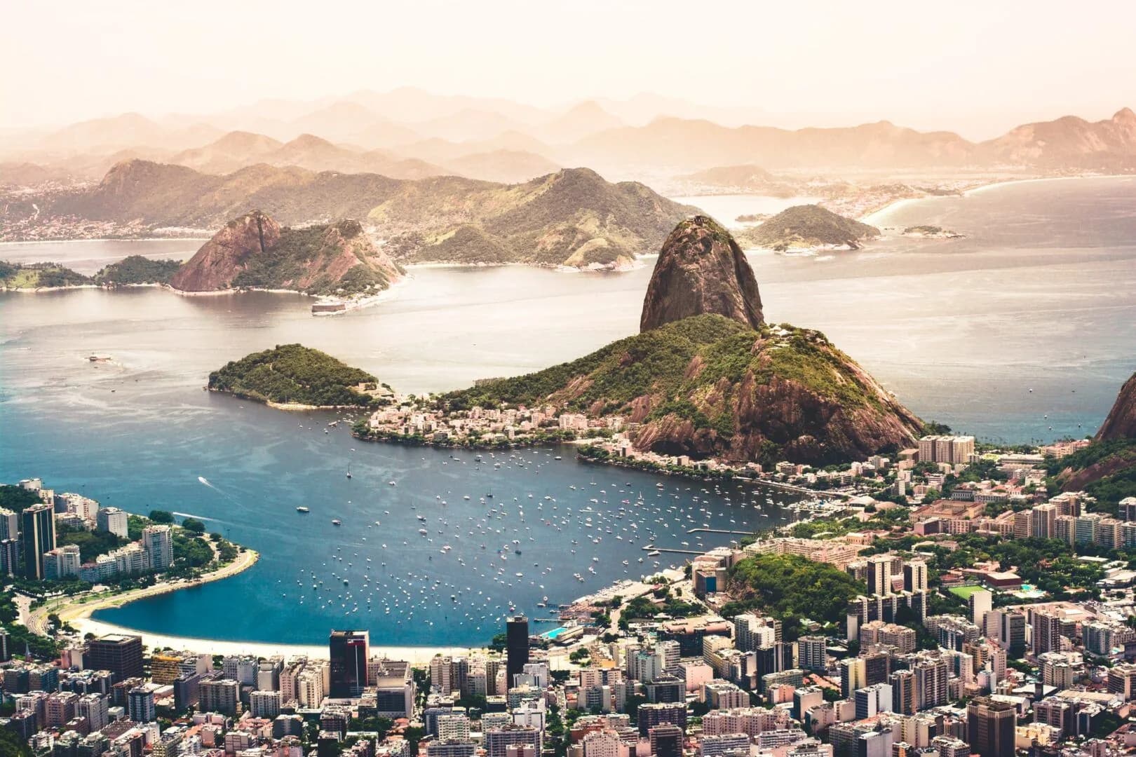Paisagem do Rio de Janeiro entre mar e montanhas