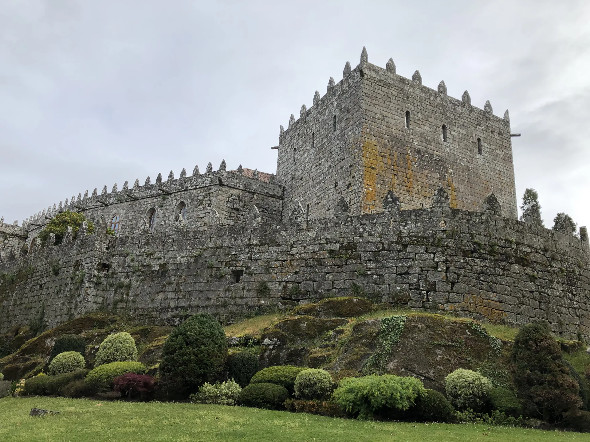 Vista do Castelo de Soutomaior, com suas torres e muralhas de pedra, na província de Pontevedra, Galícia.