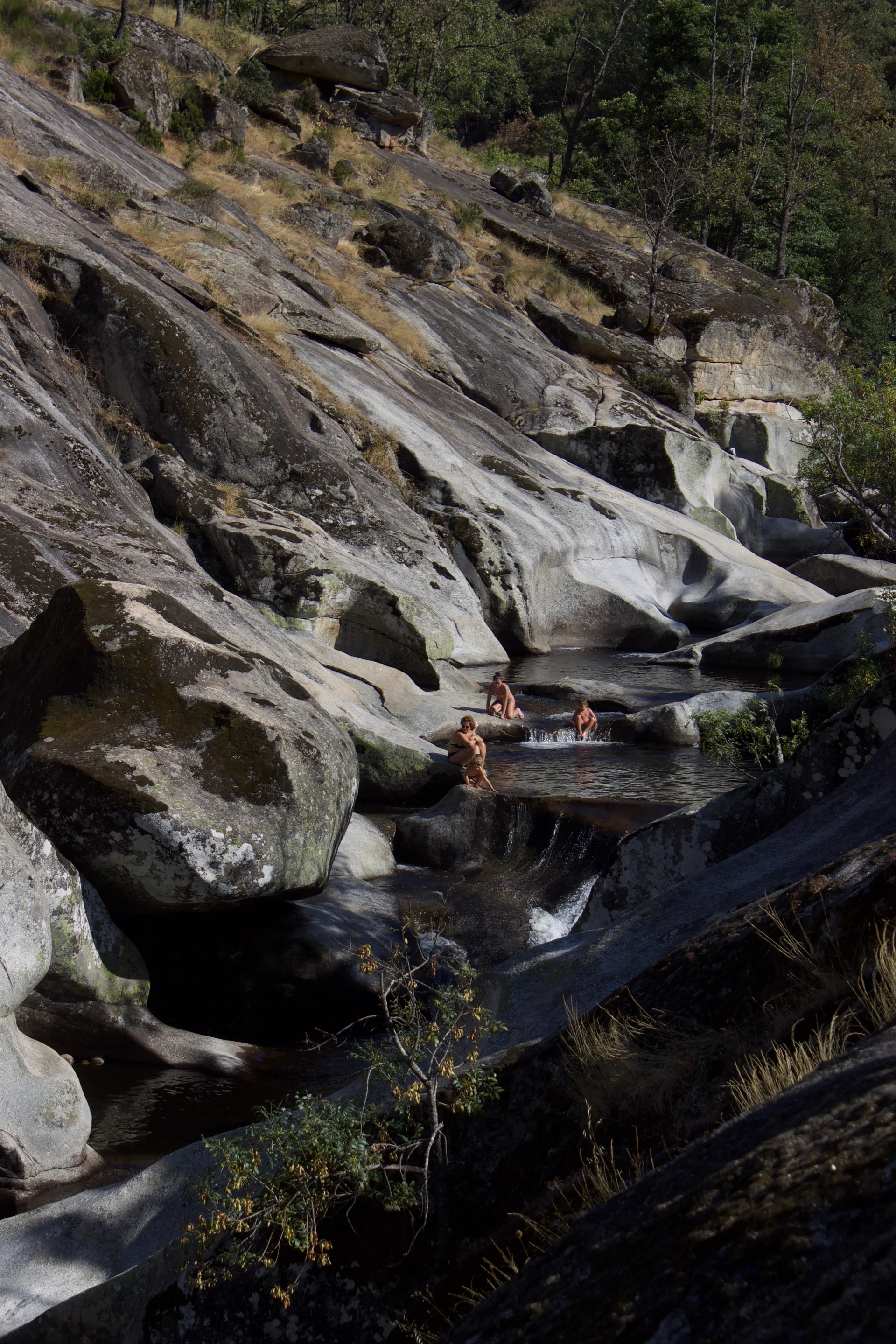 Poços naturais esculpidos na rocha em Los Pilones, na Reserva Natural Garganta de los Infiernos.