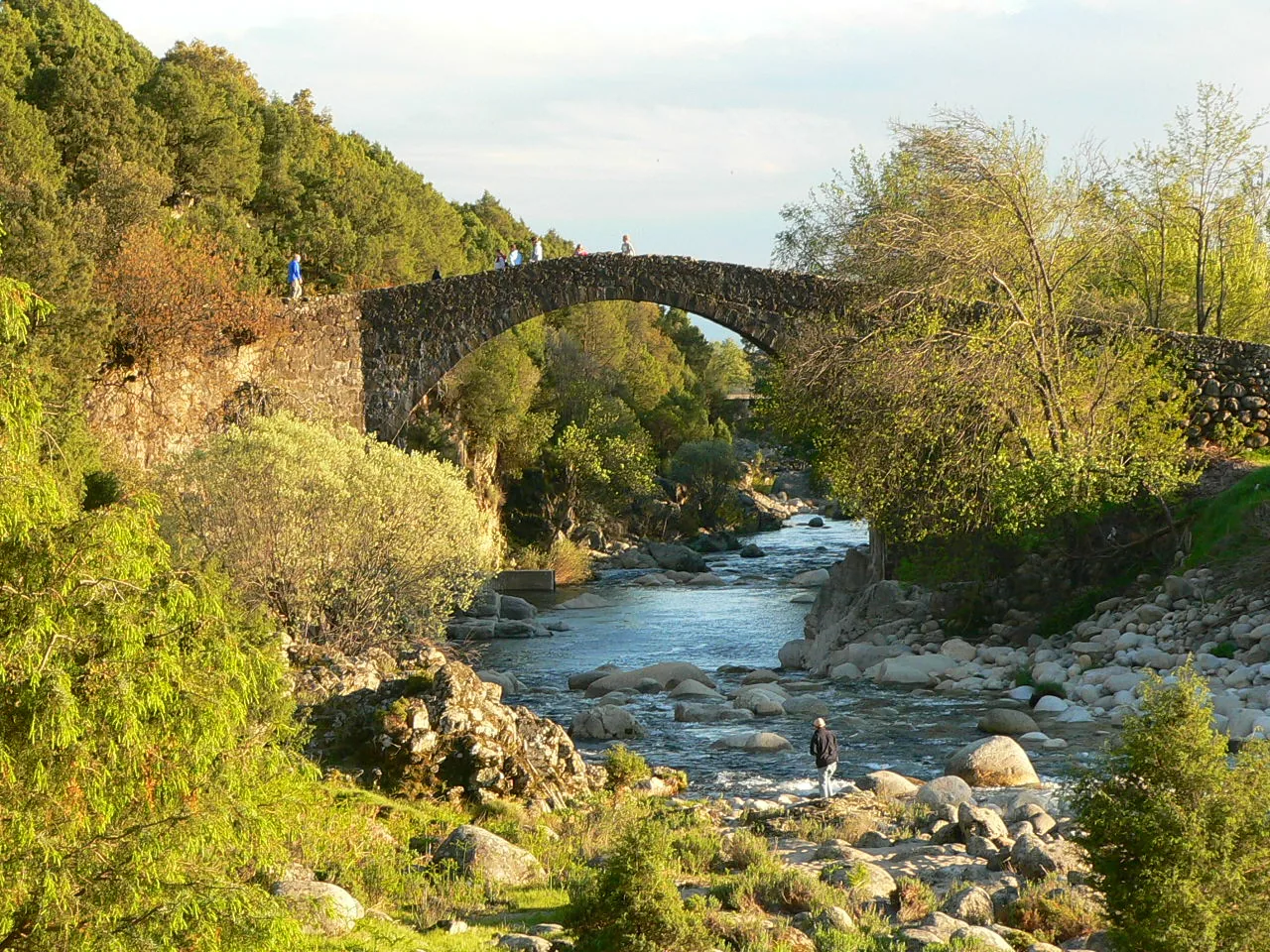 Ponte de Alardos sobre a garganta de Alardos, em Madrigal de la Vera.