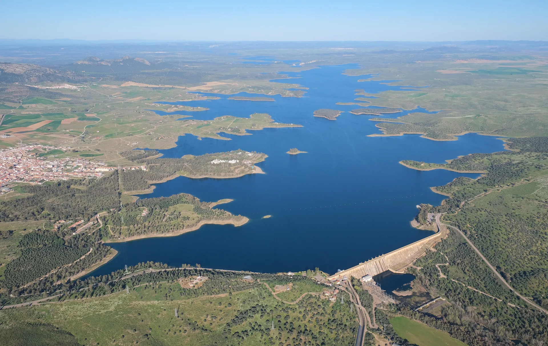 Vista aérea do reservatório e da barragem de Orellana, em Orellana la Vieja, na Extremadura espanhola.