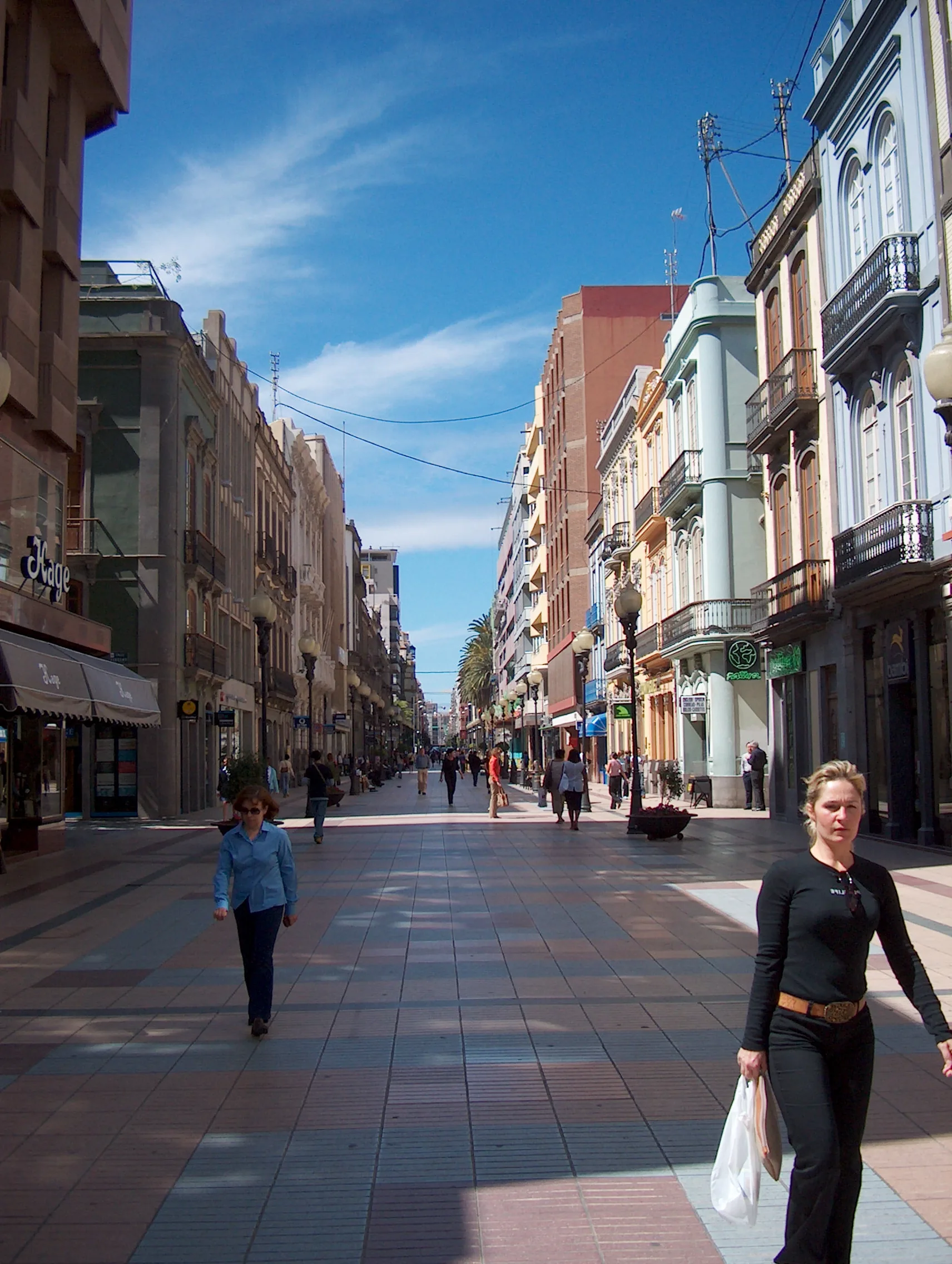 Edifícios e calçamento da Calle Mayor de Triana, em Las Palmas de Gran Canaria.