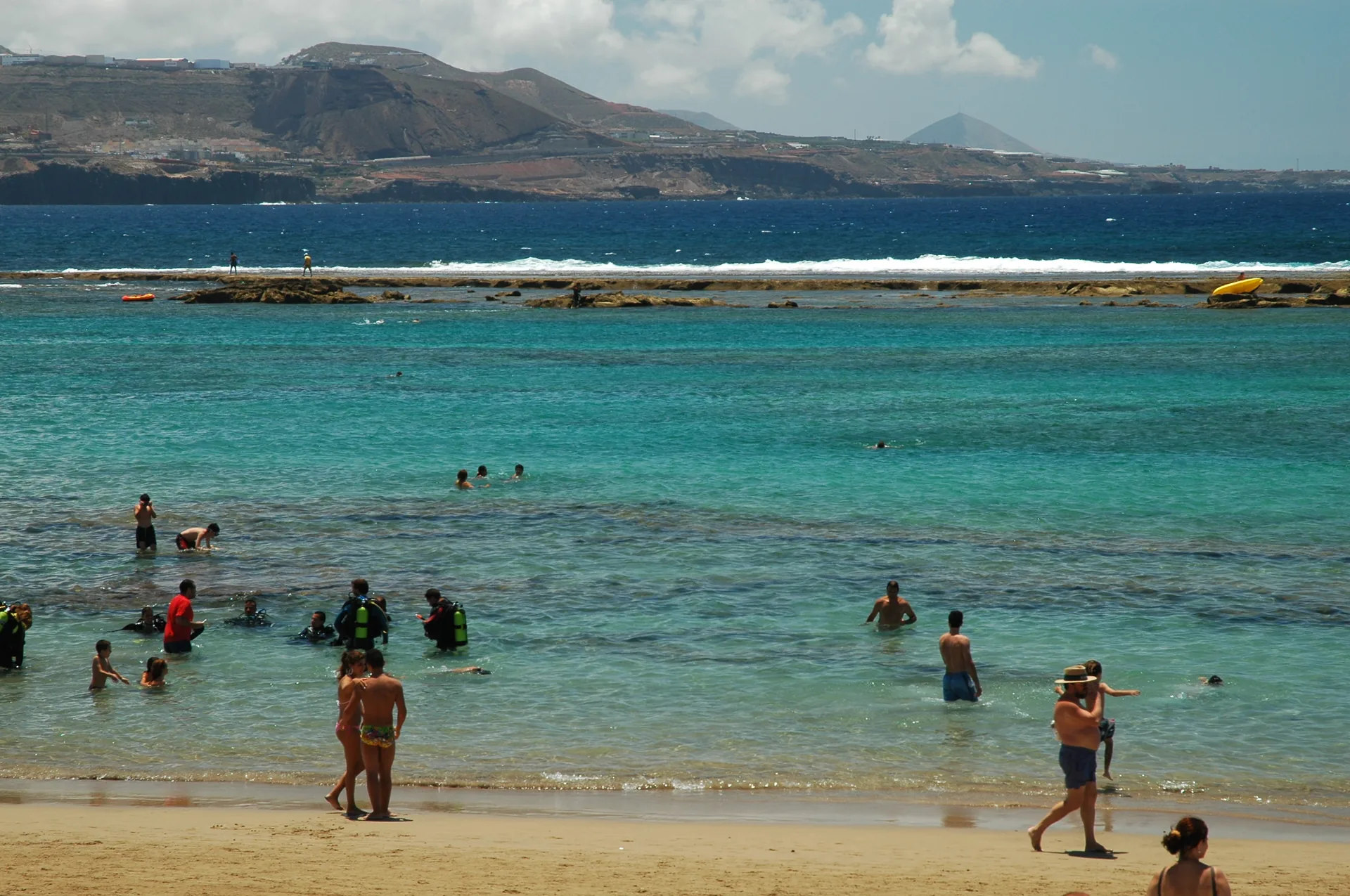 Recife de La Barra e faixa de areia da praia de Las Canteras, em Las Palmas de Gran Canaria.