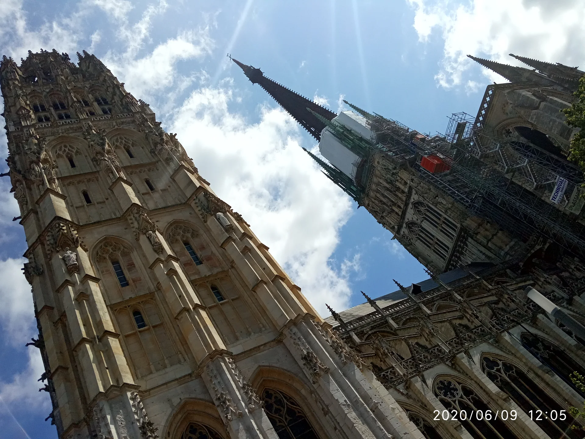 Fachada e torre da Catedral de Notre-Dame de Rouen vistas da cidade.