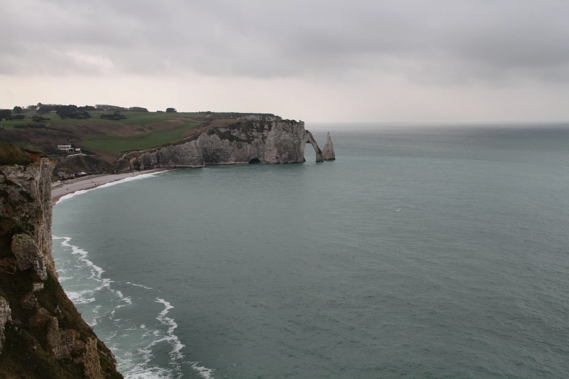 Praia de seixos e falésias claras de Porte d’Aval, em Étretat.