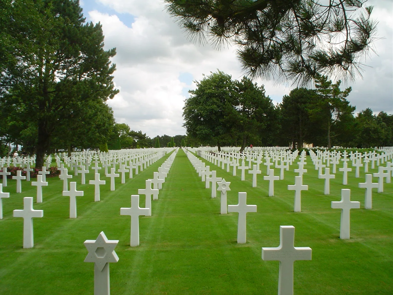 Fileiras de cruzes brancas e estrelas de Davi no Cemitério Americano da Normandia, em Colleville-sur-Mer.