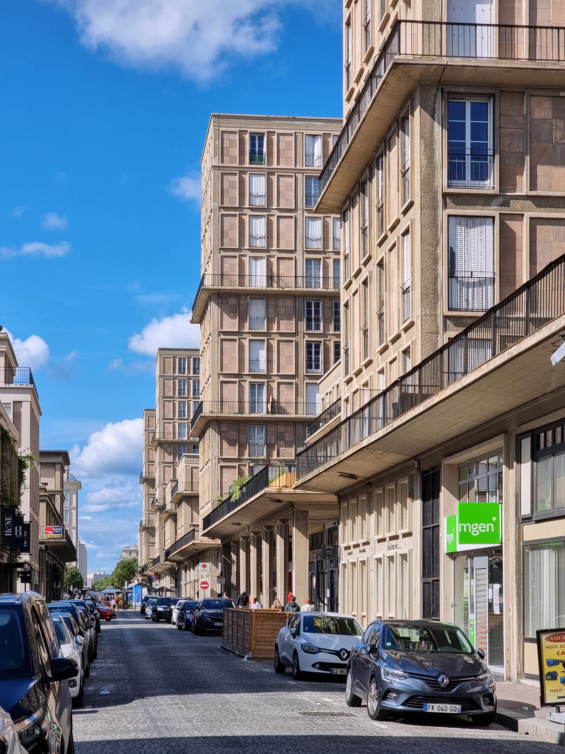 Edifícios de concreto do centro reconstruído de Le Havre, projetado na linguagem de Auguste Perret.