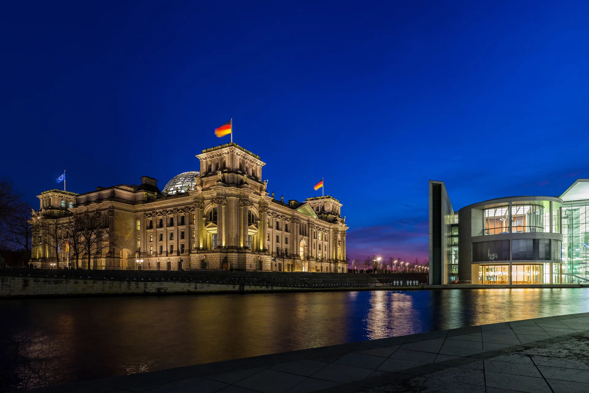 Edifício do Reichstag e Paul-Löbe-Haus à margem do rio Spree em Berlim ao entardecer