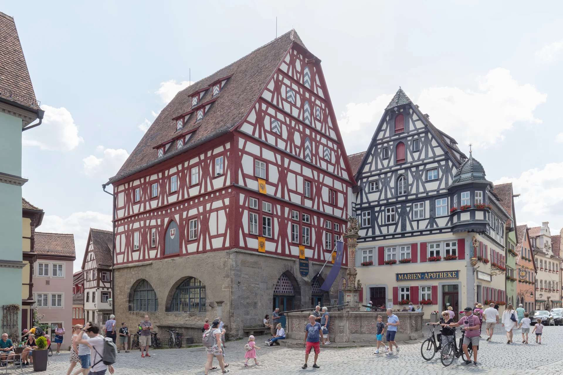 Praça do Mercado de Rothenburg ob der Tauber com prédios históricos de fachadas coloridas