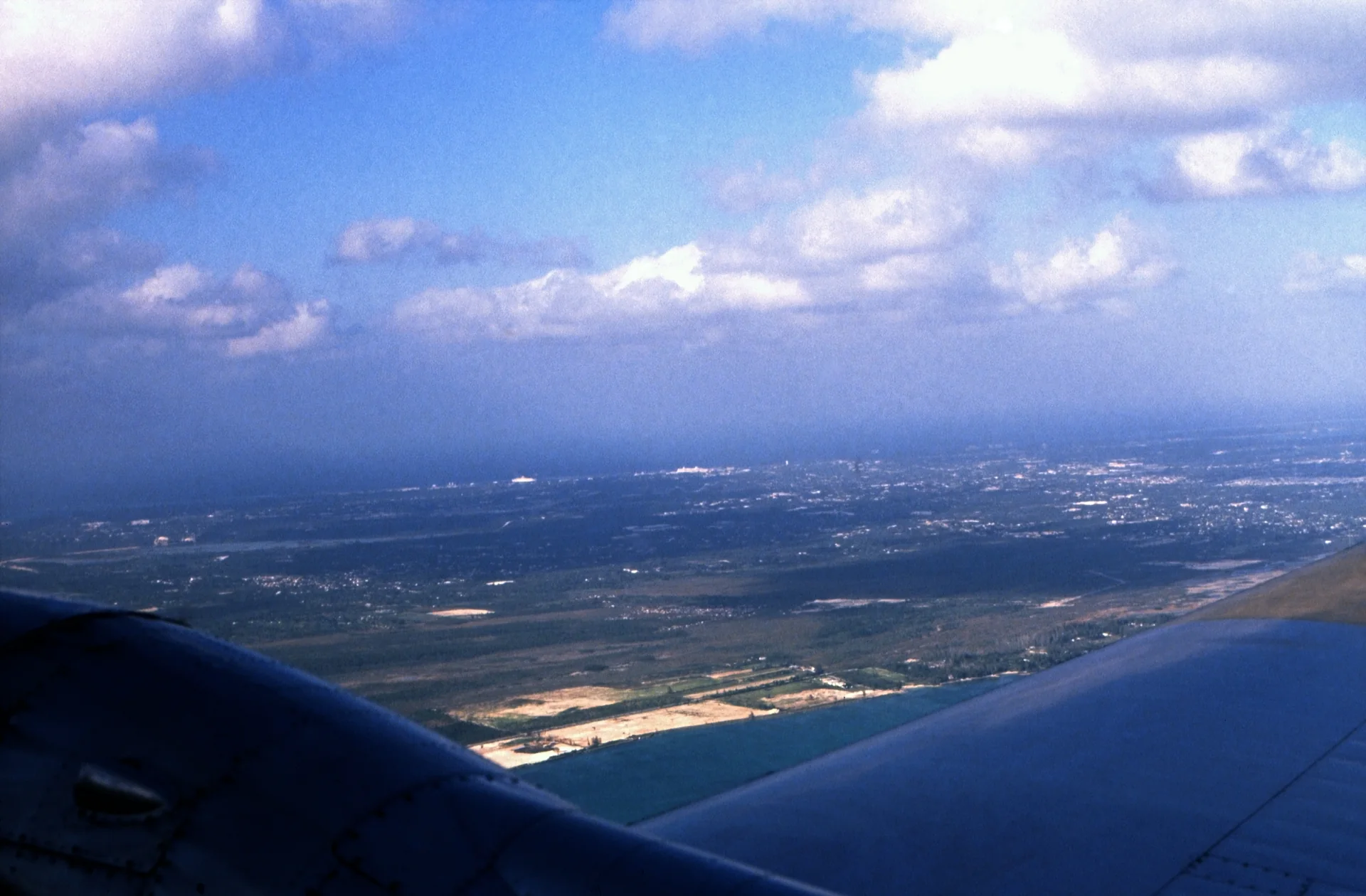 Vista aérea da costa sul de New Providence com Nassau ao fundo