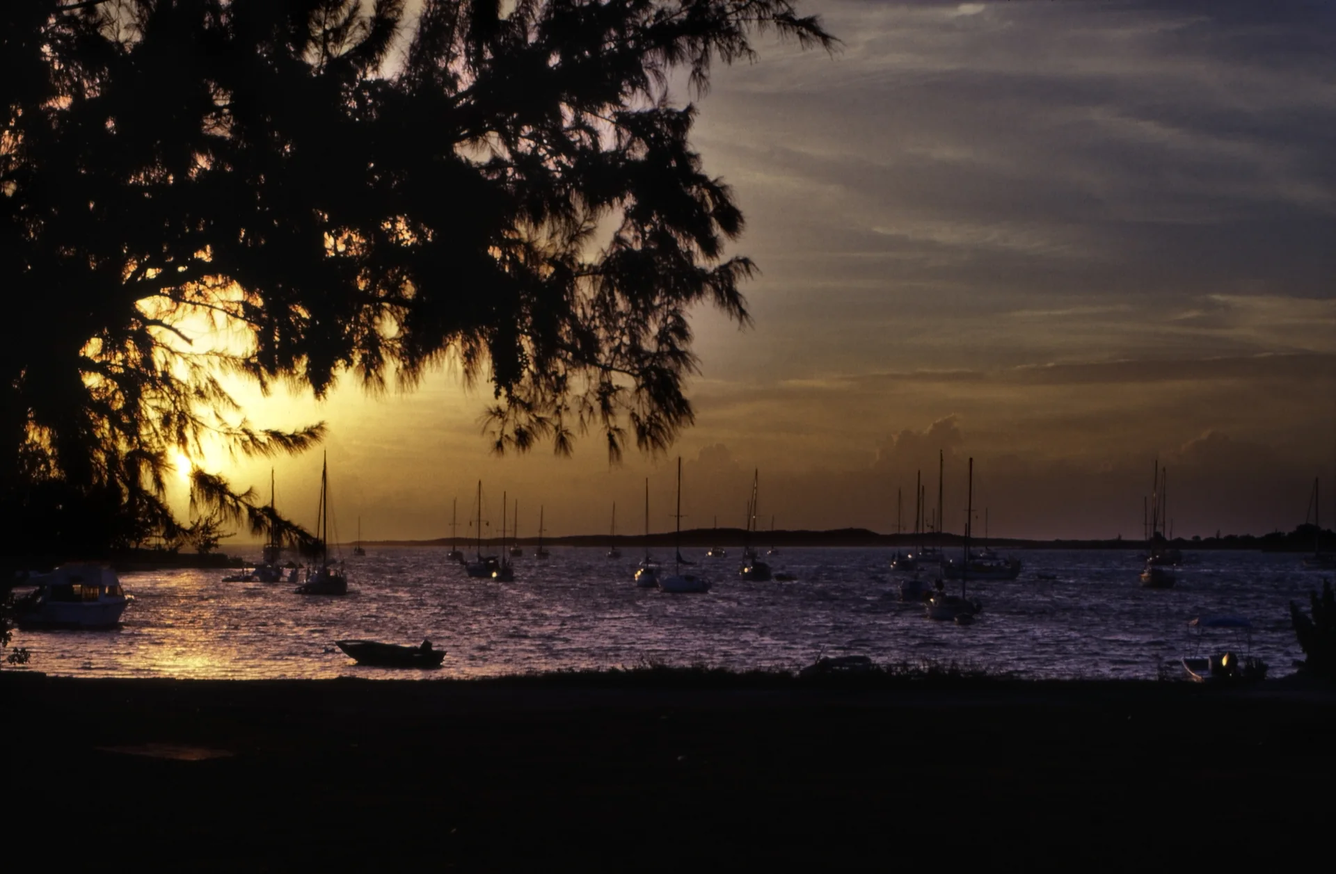 George Town ao entardecer em Great Exuma, com barcos no porto