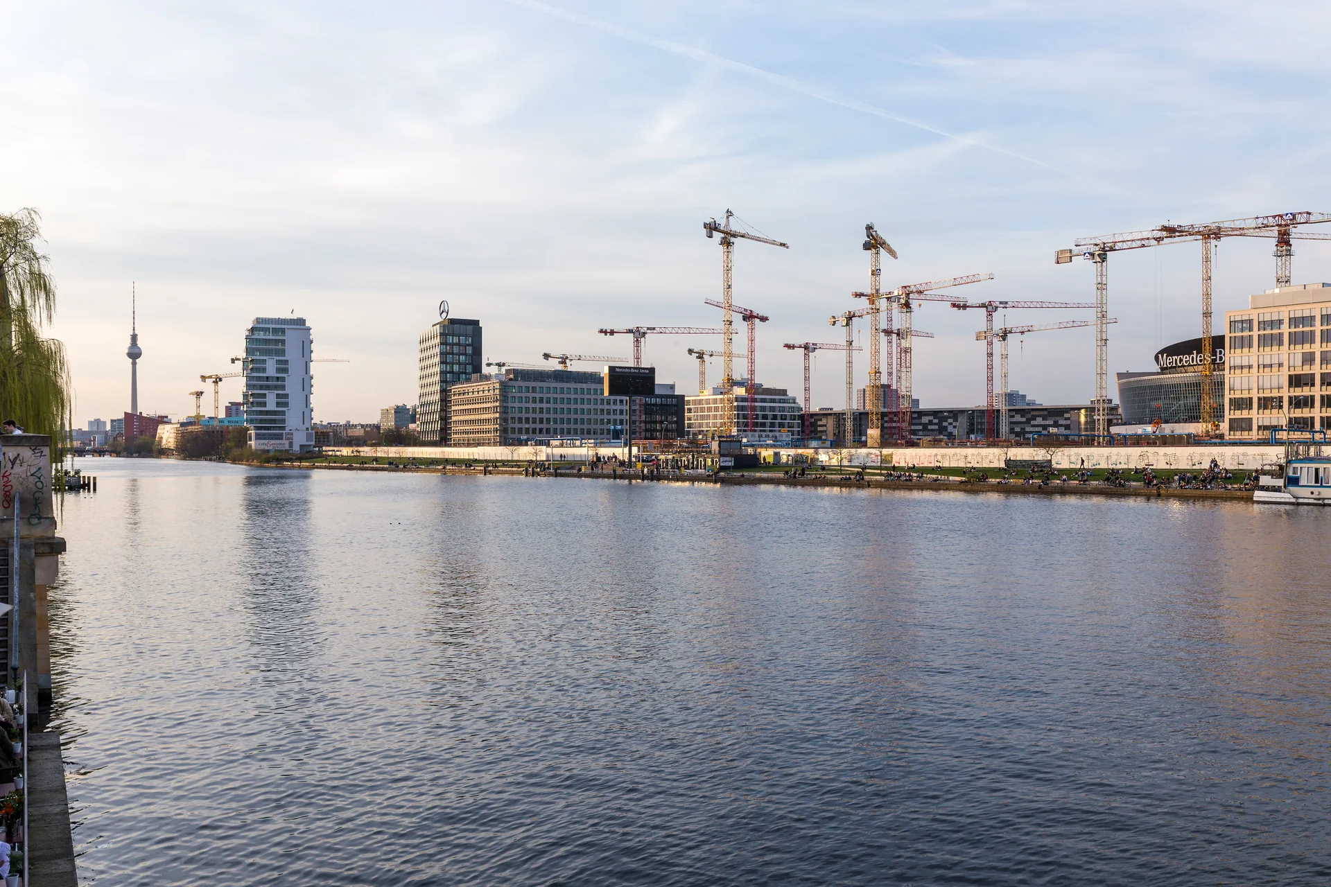 Vista sobre o rio Spree em direção à East Side Gallery, em Berlim-Kreuzberg.