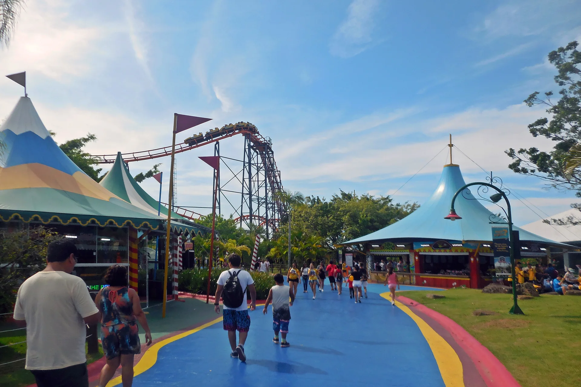 Via de circulação no Beto Carrero World, em Penha, com construções temáticas e a montanha-russa Star Mountain ao fundo