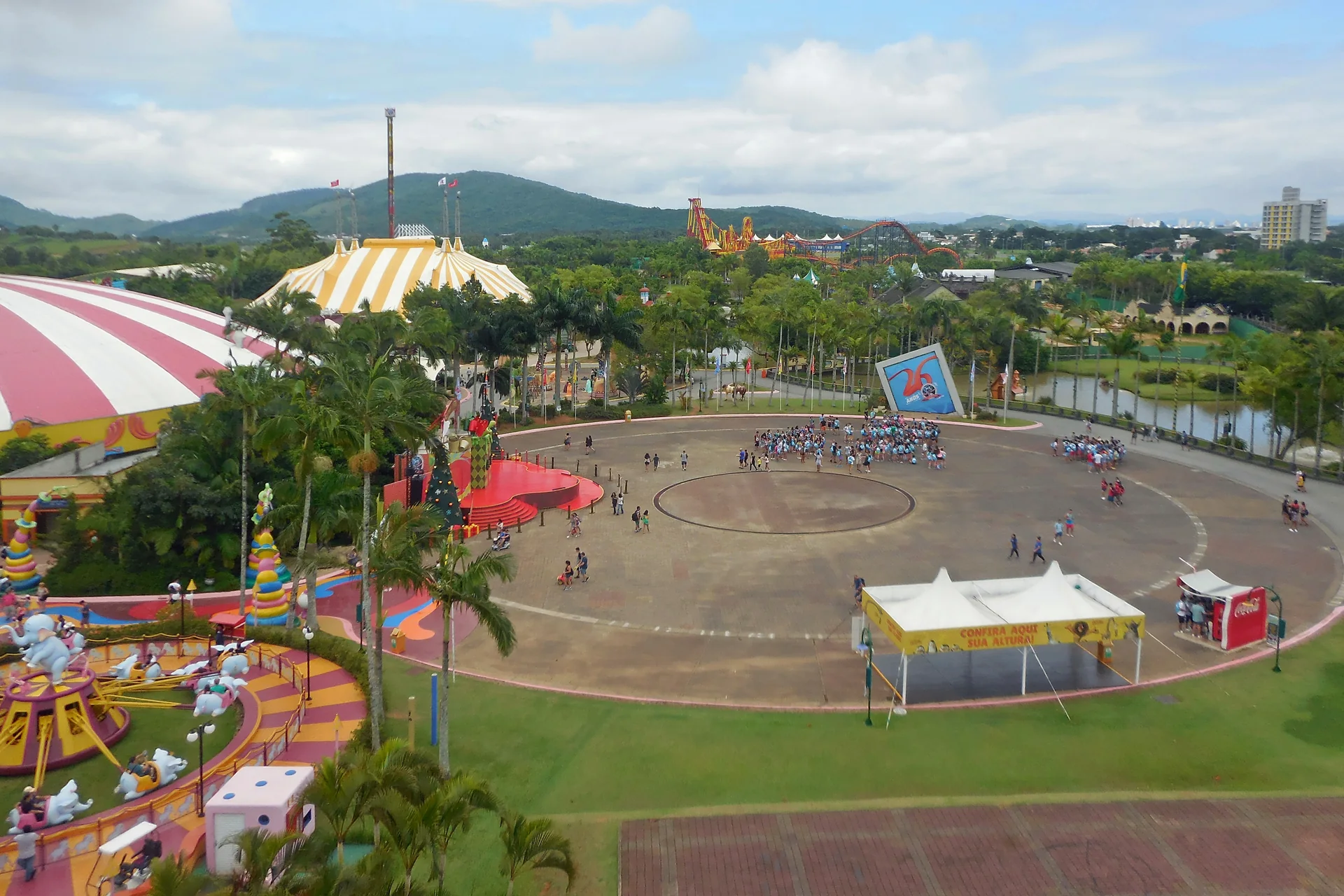 Vista parcial do Beto Carrero World a partir da roda-gigante, com áreas abertas, estruturas temáticas e vegetação