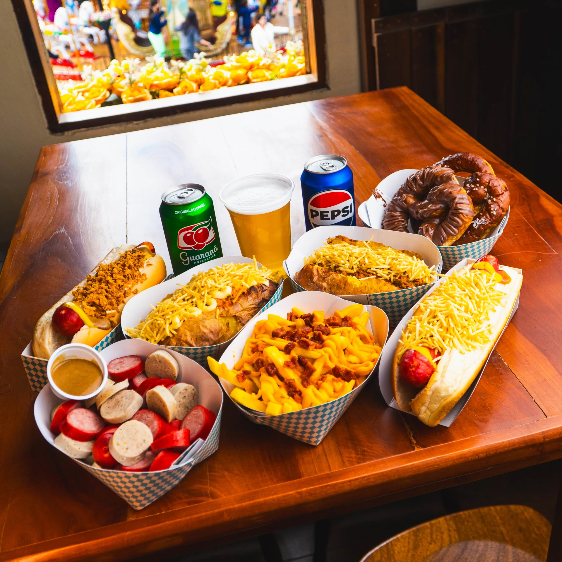 Mesa com porções e bebidas em estabelecimento do Beto Carrero World