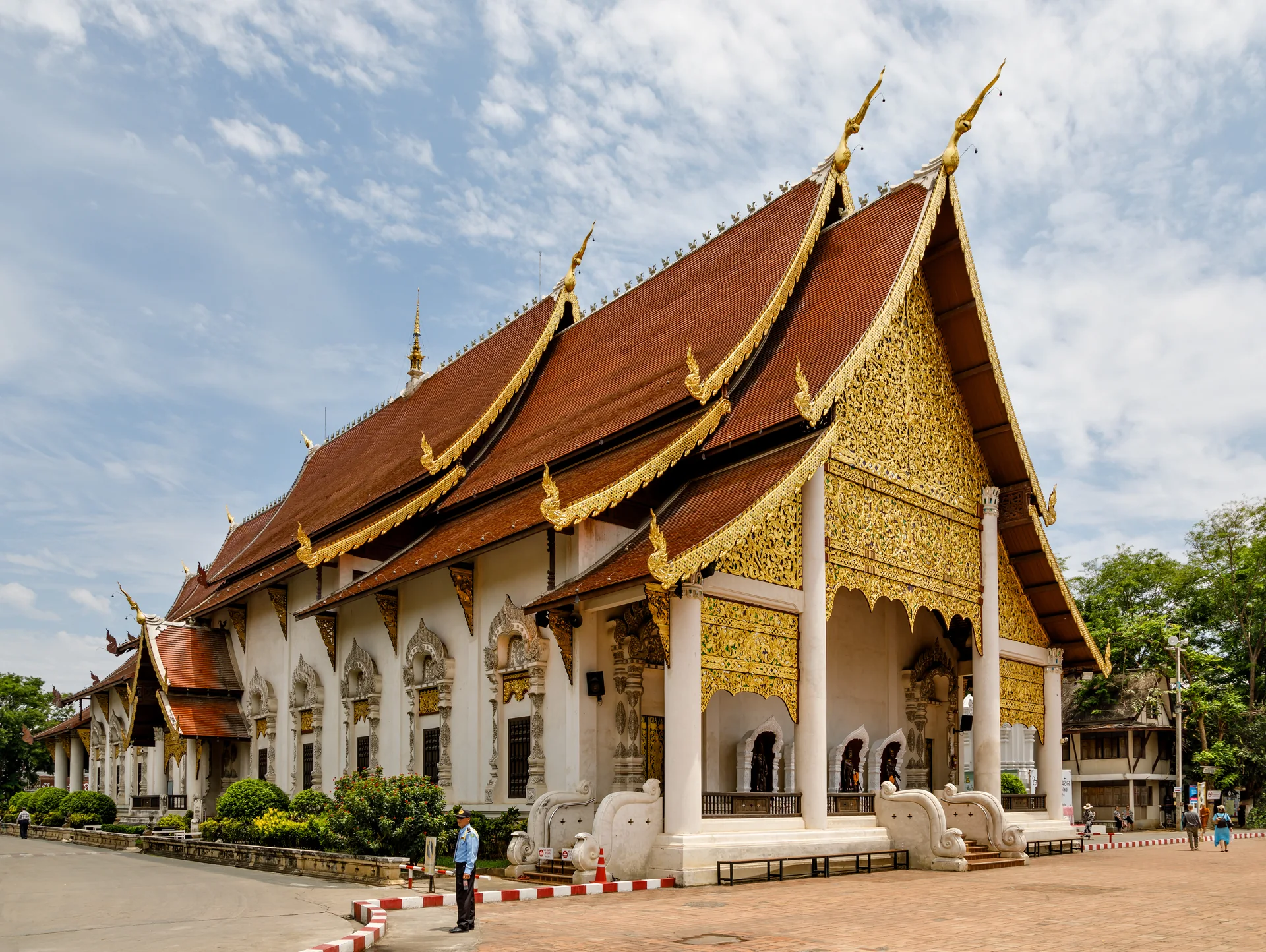 Estrutura de tijolos do Wat Chedi Luang, templo histórico na cidade antiga de Chiang Mai.