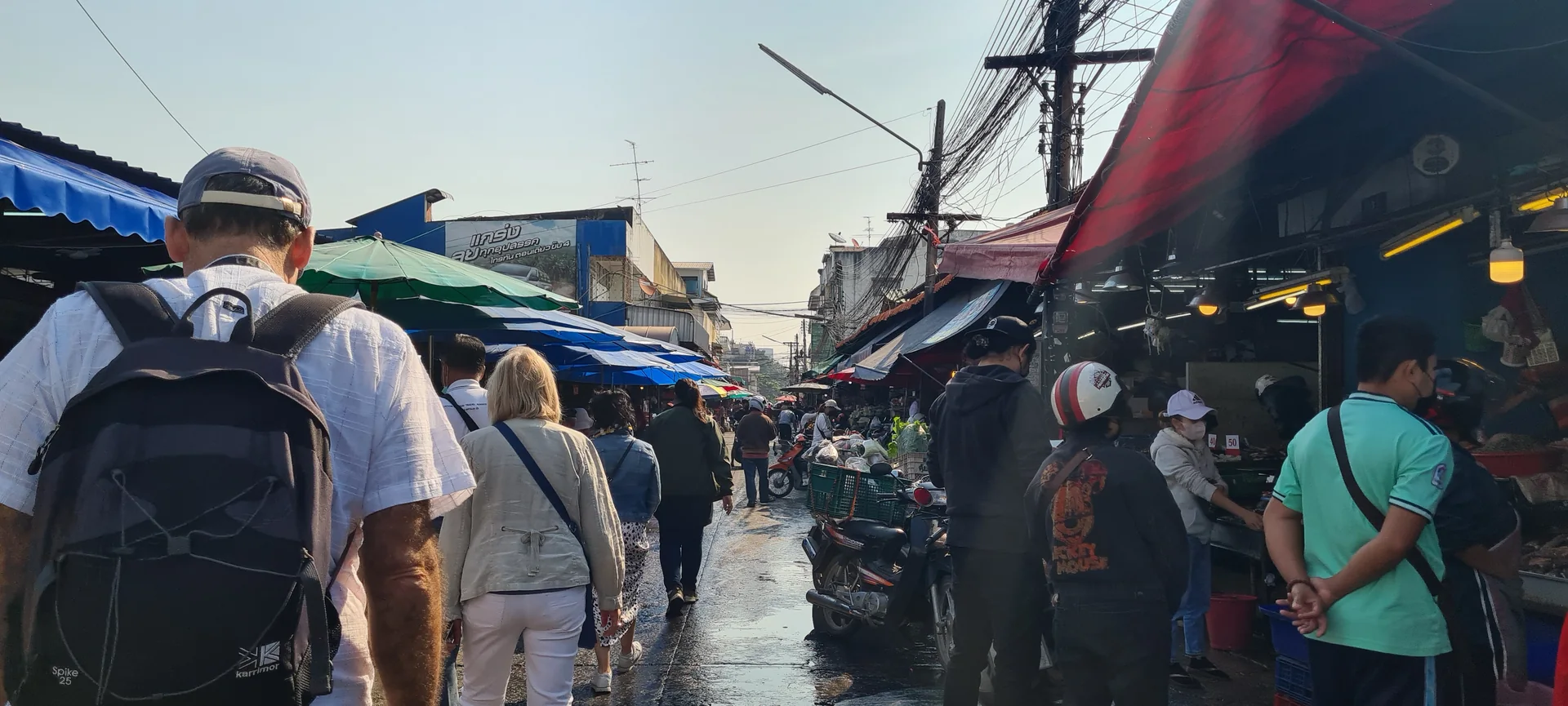 Bancas de mercado sob cobertura em Chiang Mai.