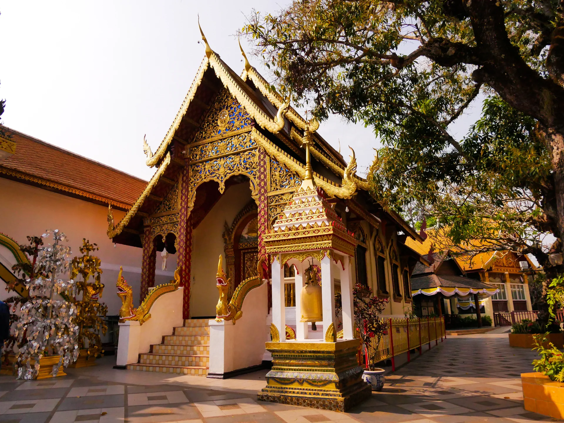 Edificações do Wat Phra That Doi Suthep, em colina próxima a Chiang Mai.