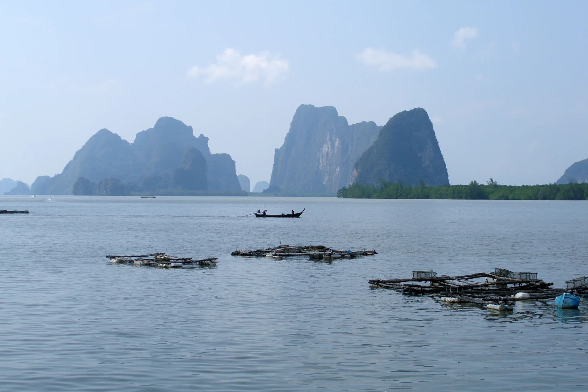 Ilhas cársticas cobertas por vegetação na baía de Phang Nga, na costa de Andamão.