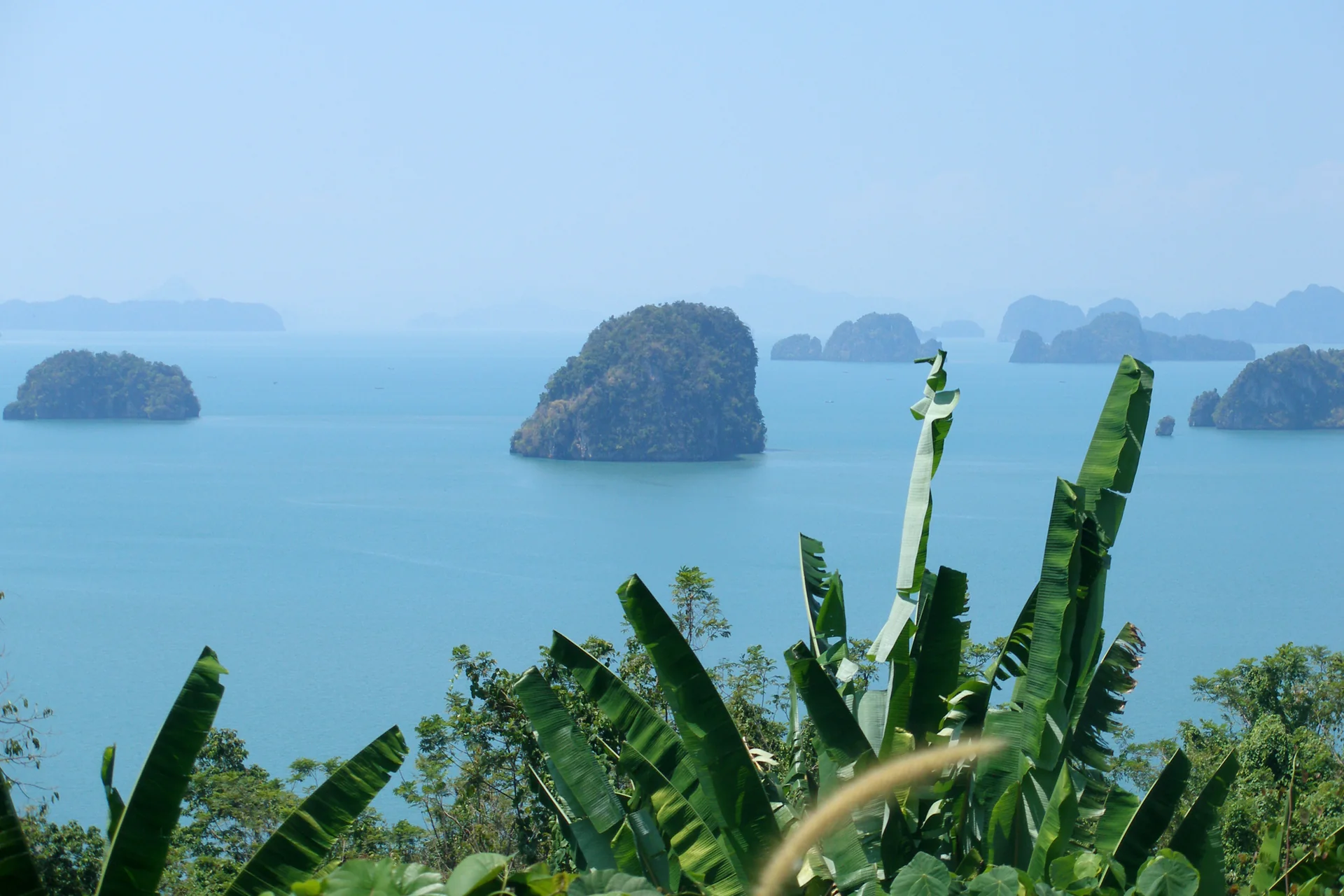 Vista diurna de ilhas rochosas e mar na baía de Phang Nga, Tailândia.