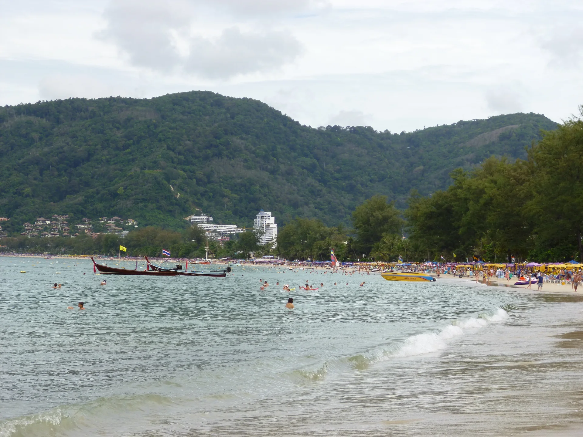 Faixa de areia e mar na praia de Patong, em Phuket.