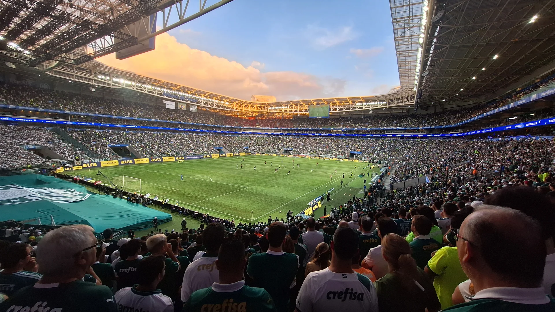 Vista interna do Allianz Parque durante uma partida, com arquibancadas, campo e cobertura da arena