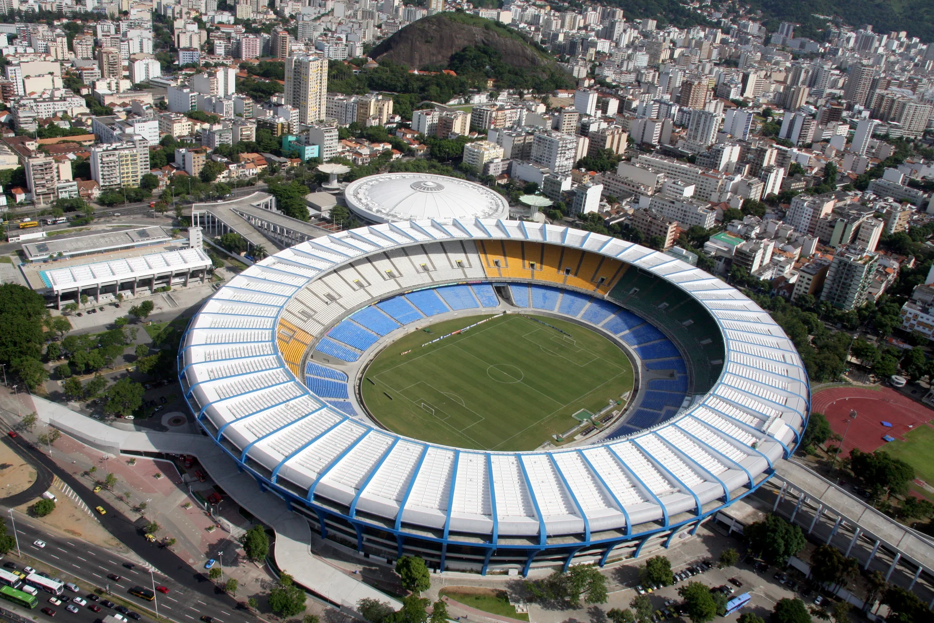 Vista aérea do Estádio do Maracanã cercado por bairros do Rio de Janeiro