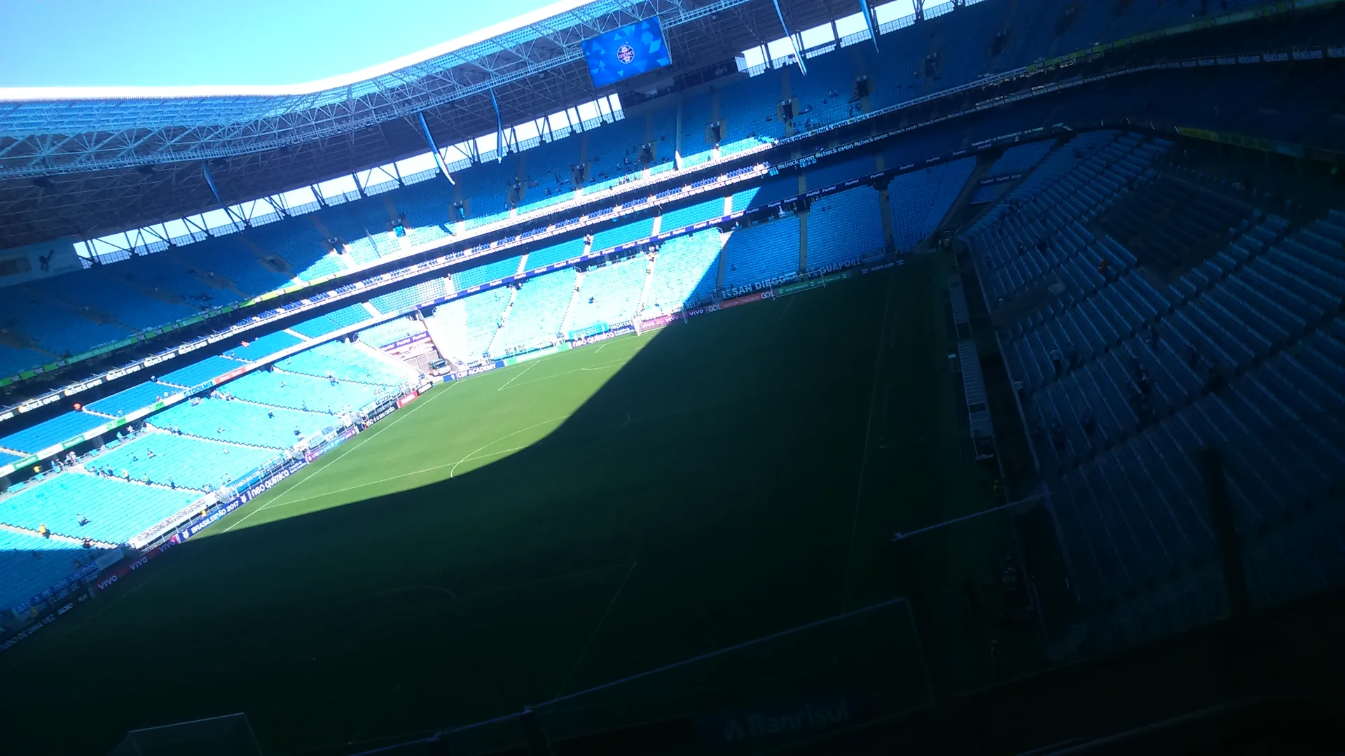 Fachada e cobertura da Arena do Grêmio, em Porto Alegre, vistas da esplanada