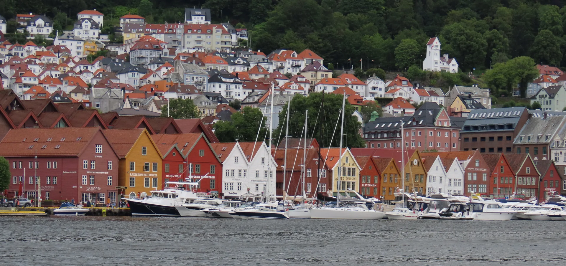 Fachadas de madeira do cais histórico de Bryggen, em Bergen.
