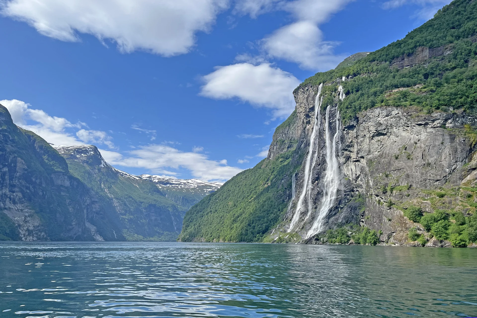 Cachoeiras das Sete Irmãs descem pela encosta rochosa até as águas do Geirangerfjord, na Noruega.