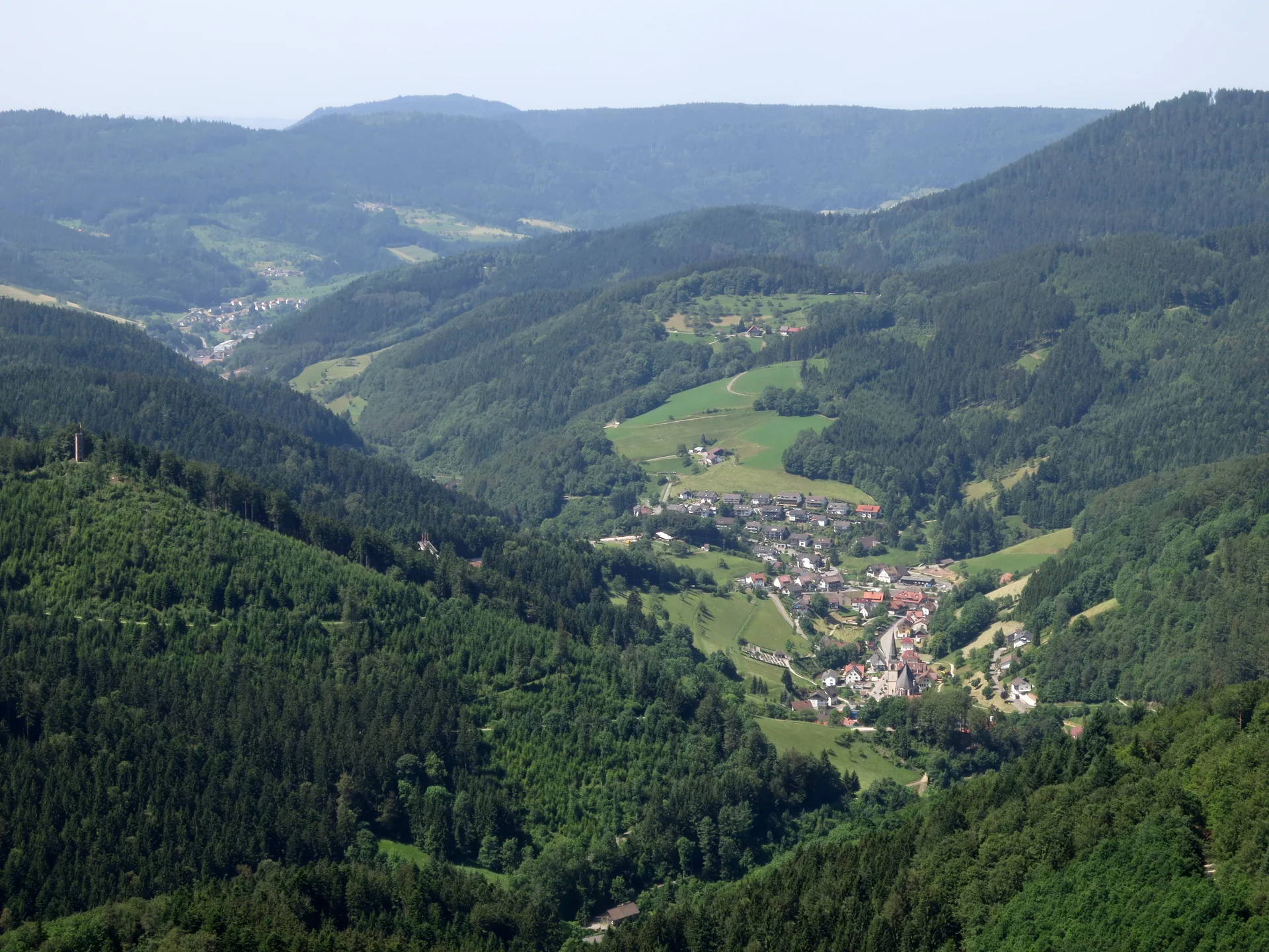 Vale de Rench e Bad Griesbach vistos do Bauernkopf, na Floresta Negra.