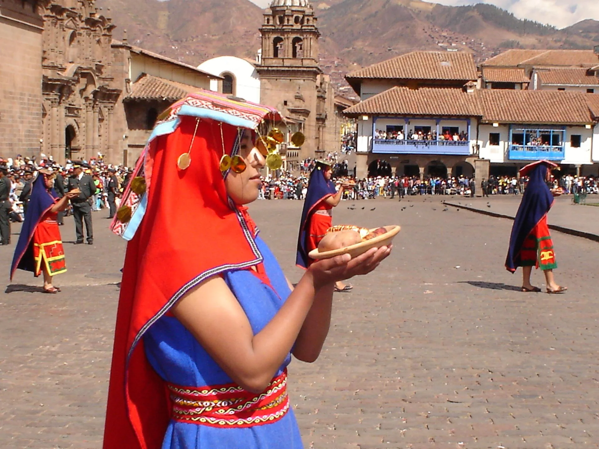 Participante da encenação do Inti Raymi na Plaza de Armas de Cusco, em fotografia de 2005.