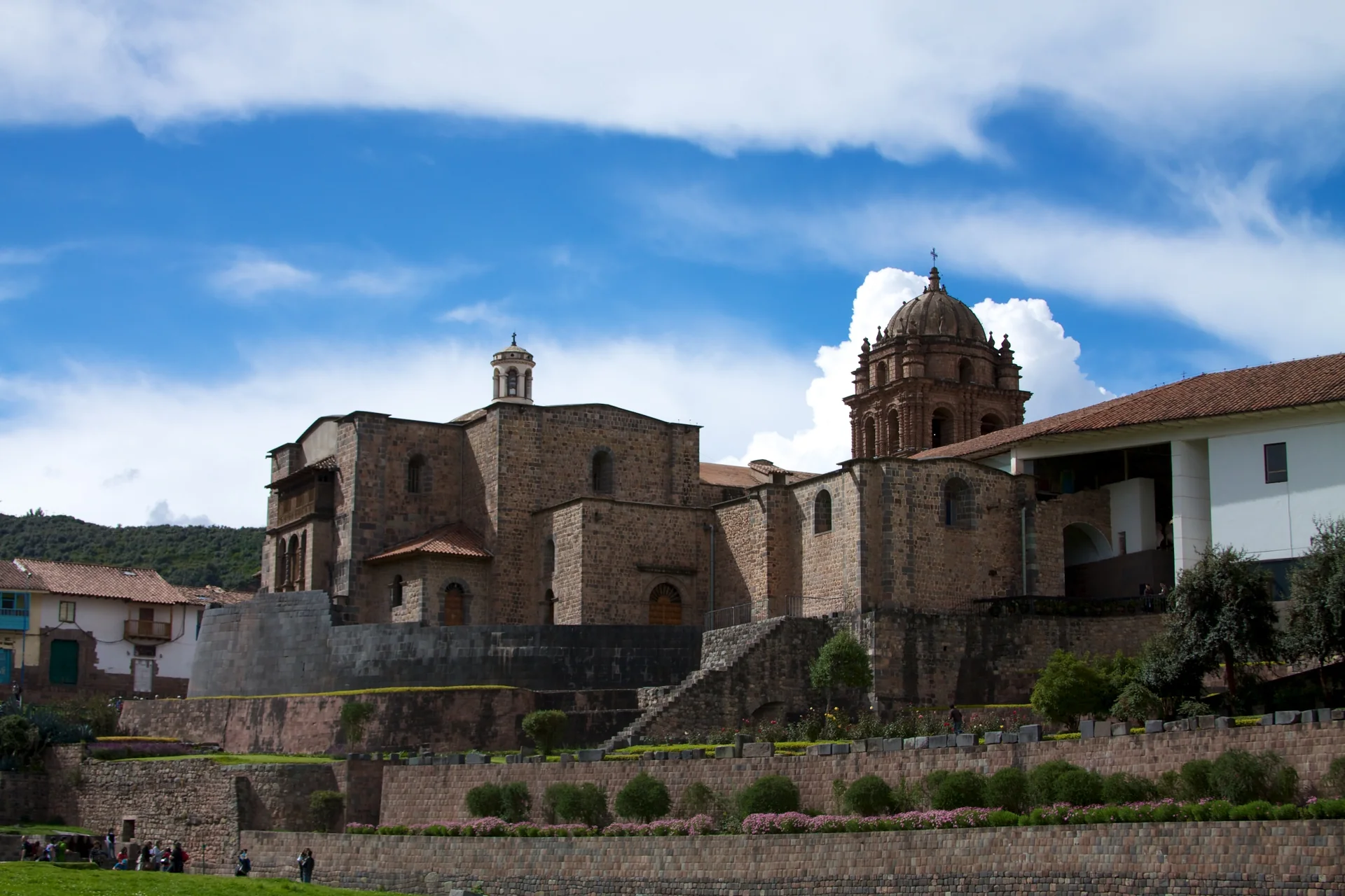 Base de pedra inca e Convento de Santo Domingo no conjunto de Qorikancha, em Cusco.