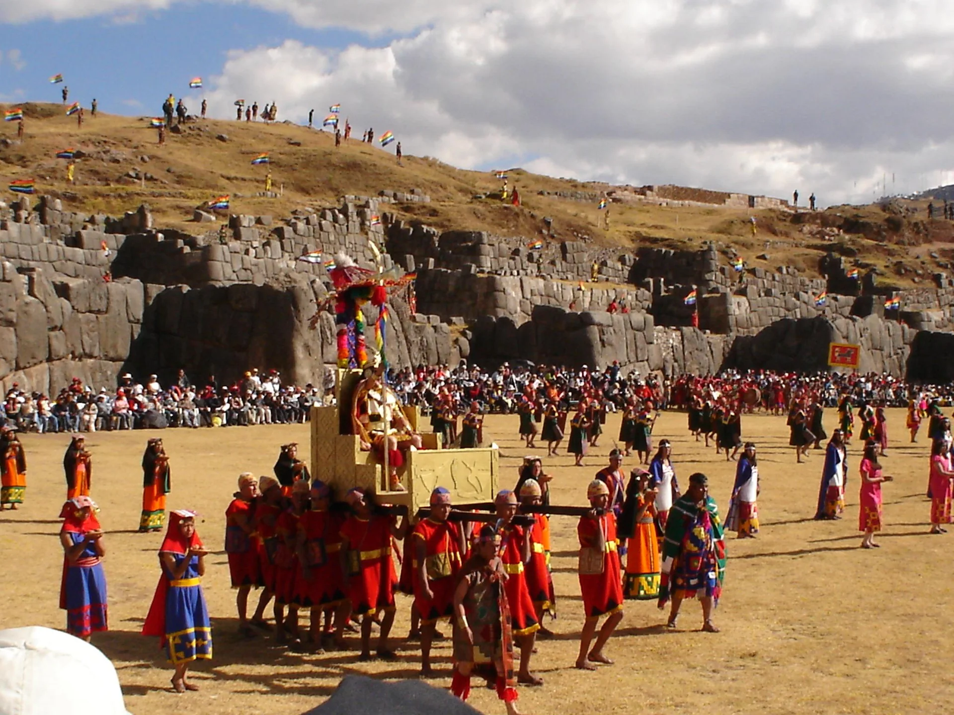 Elenco do Inti Raymi ocupa a esplanada de Saqsaywaman, em Cusco.