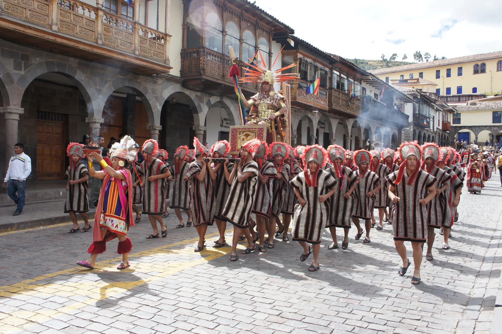 Personagem do Inca é levado em trono durante a encenação do Inti Raymi em Cusco.