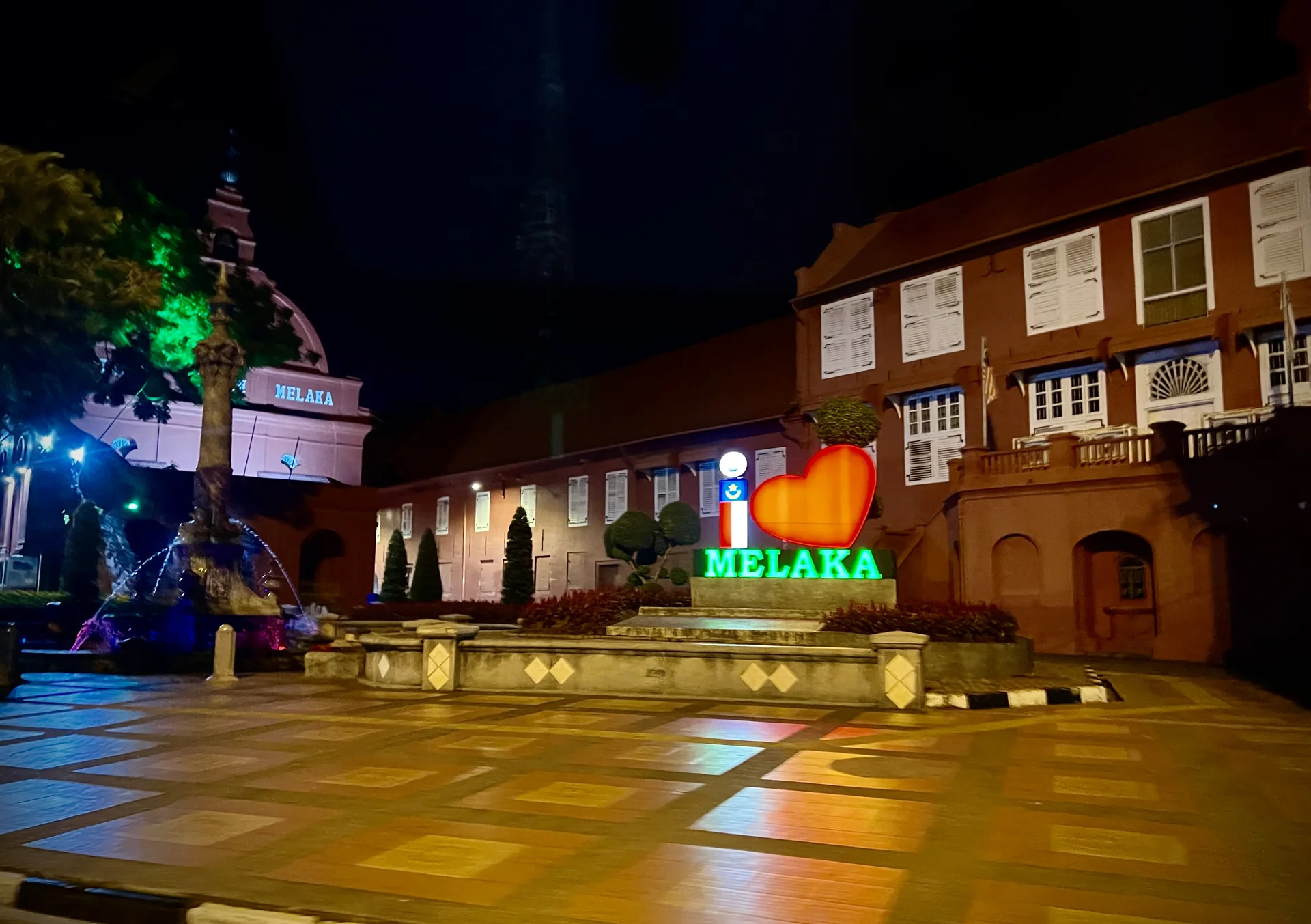 A praça histórica conhecida como Dutch Square, em Melaka, com edifícios de fachada vermelha.