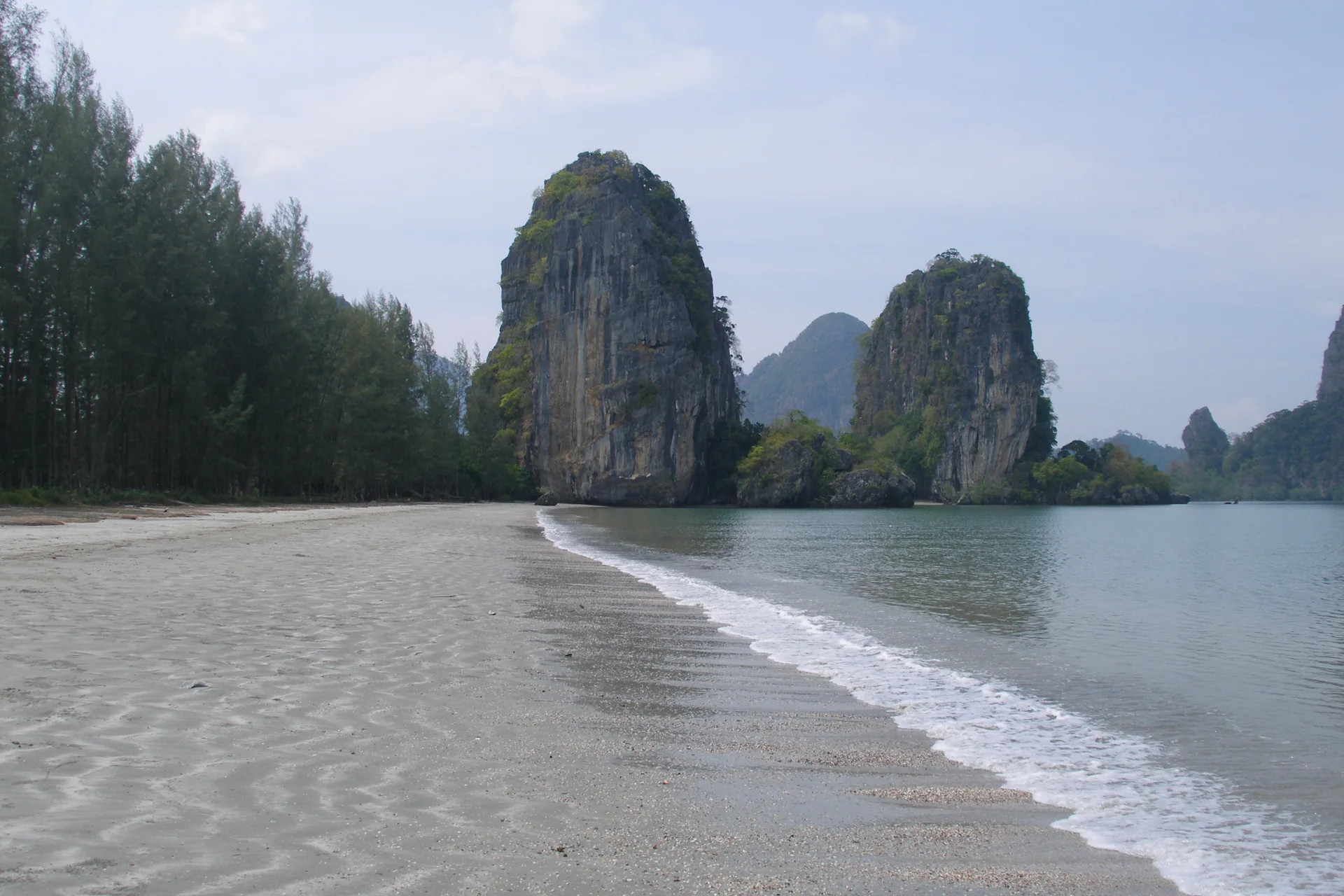Torres de calcário junto ao mar na baía de Rajamangala, na costa tailandesa do mar de Andamão.