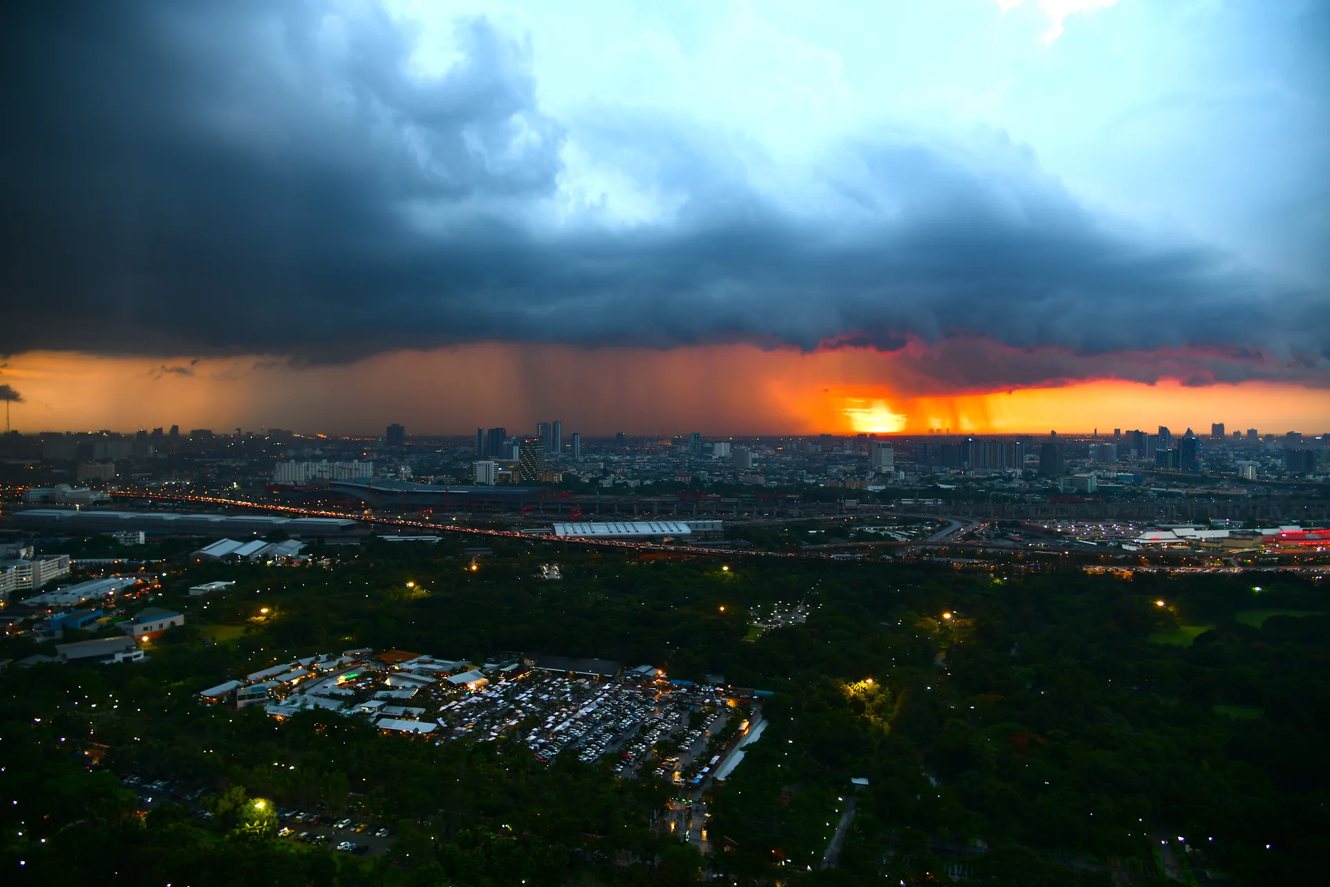 Nuvens de chuva e luz de fim de tarde sobre Bangkok, na Tailândia.