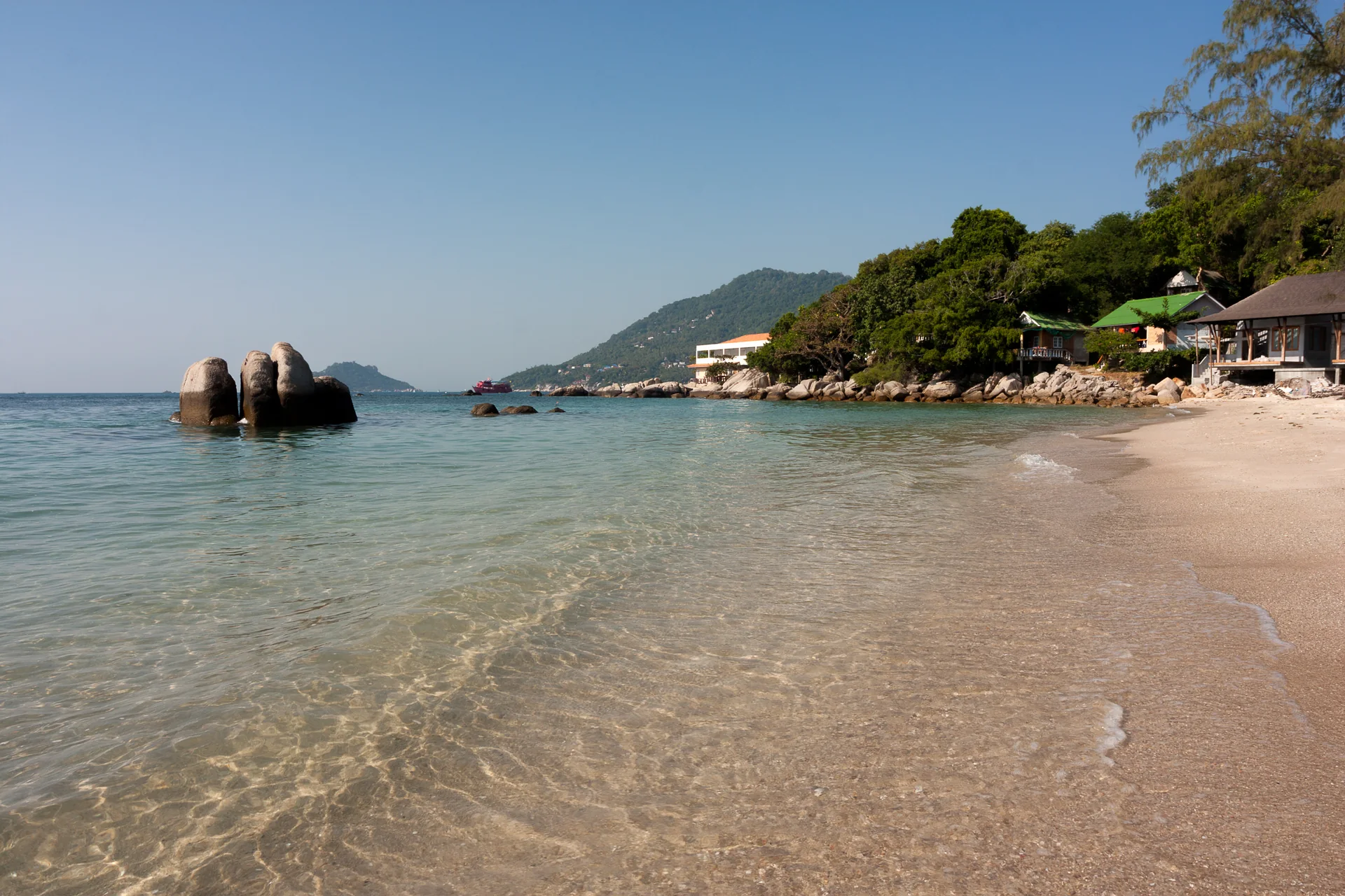 Faixa de areia e mar na praia Sairee, em Koh Tao, no Golfo da Tailândia.