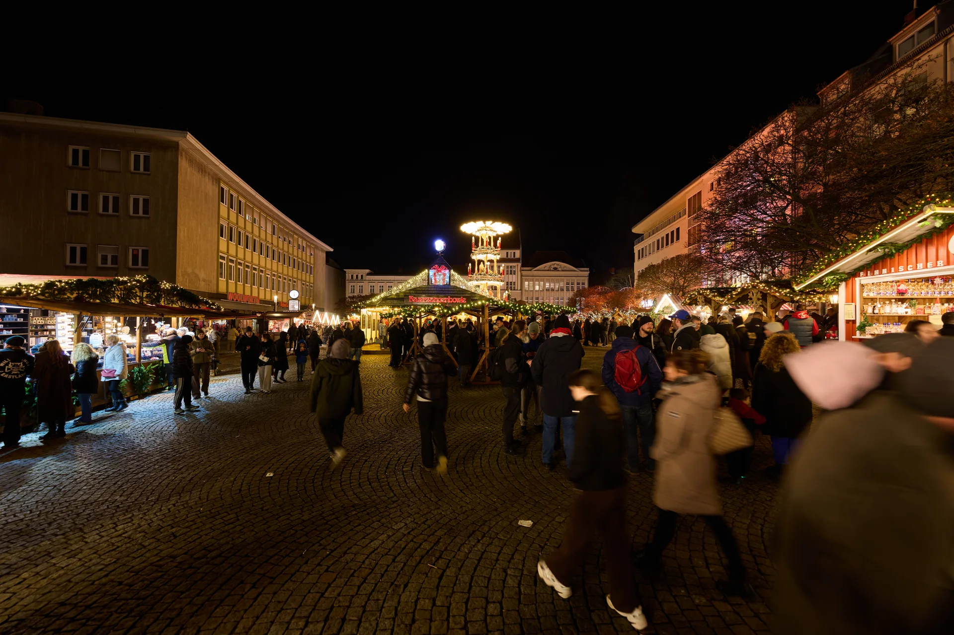 Mercado de Natal da Cidade Velha de Spandau iluminado à noite.