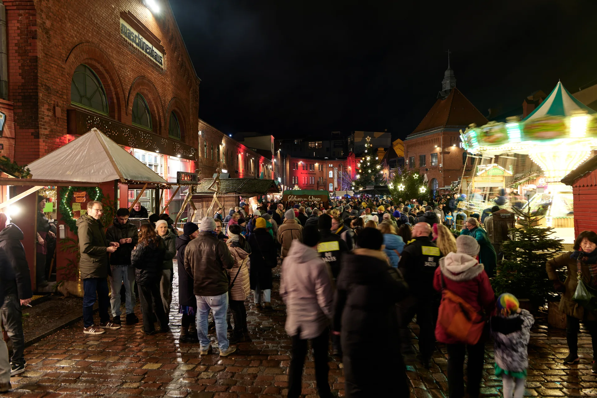 Pátio da Kulturbrauerei durante o Lucia Christmas Market, em Prenzlauer Berg.