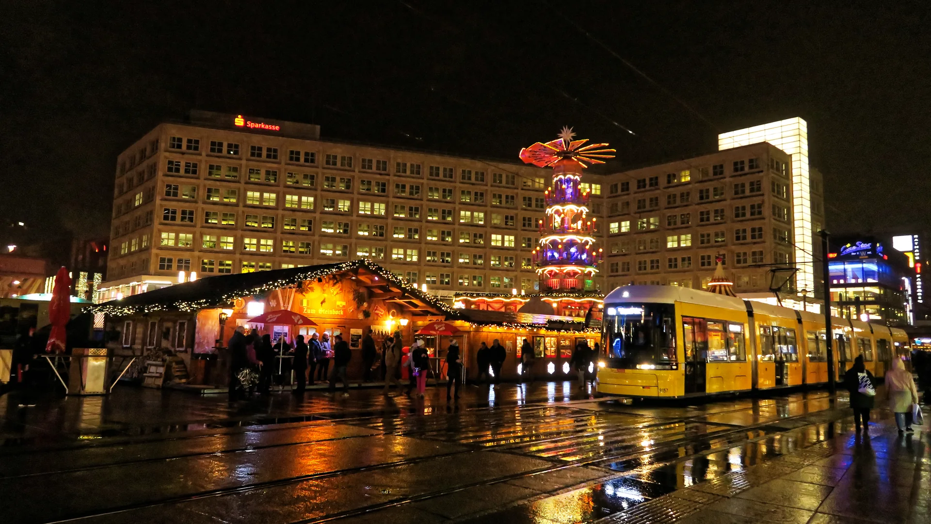 Mercado de Natal em Alexanderplatz, em Berlim, visto à noite.