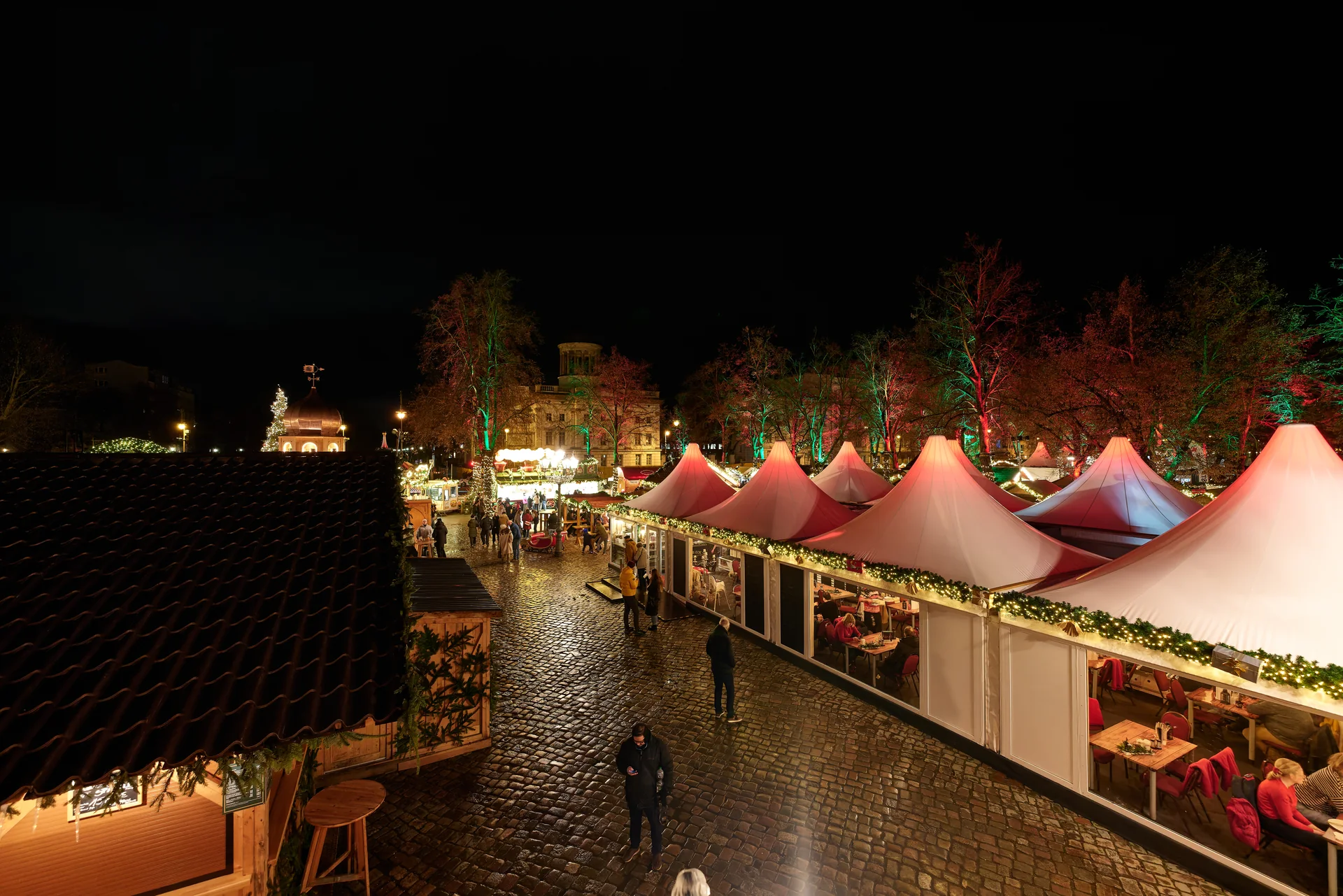 Mercado de Natal diante do Palácio de Charlottenburg, em Berlim, à noite.