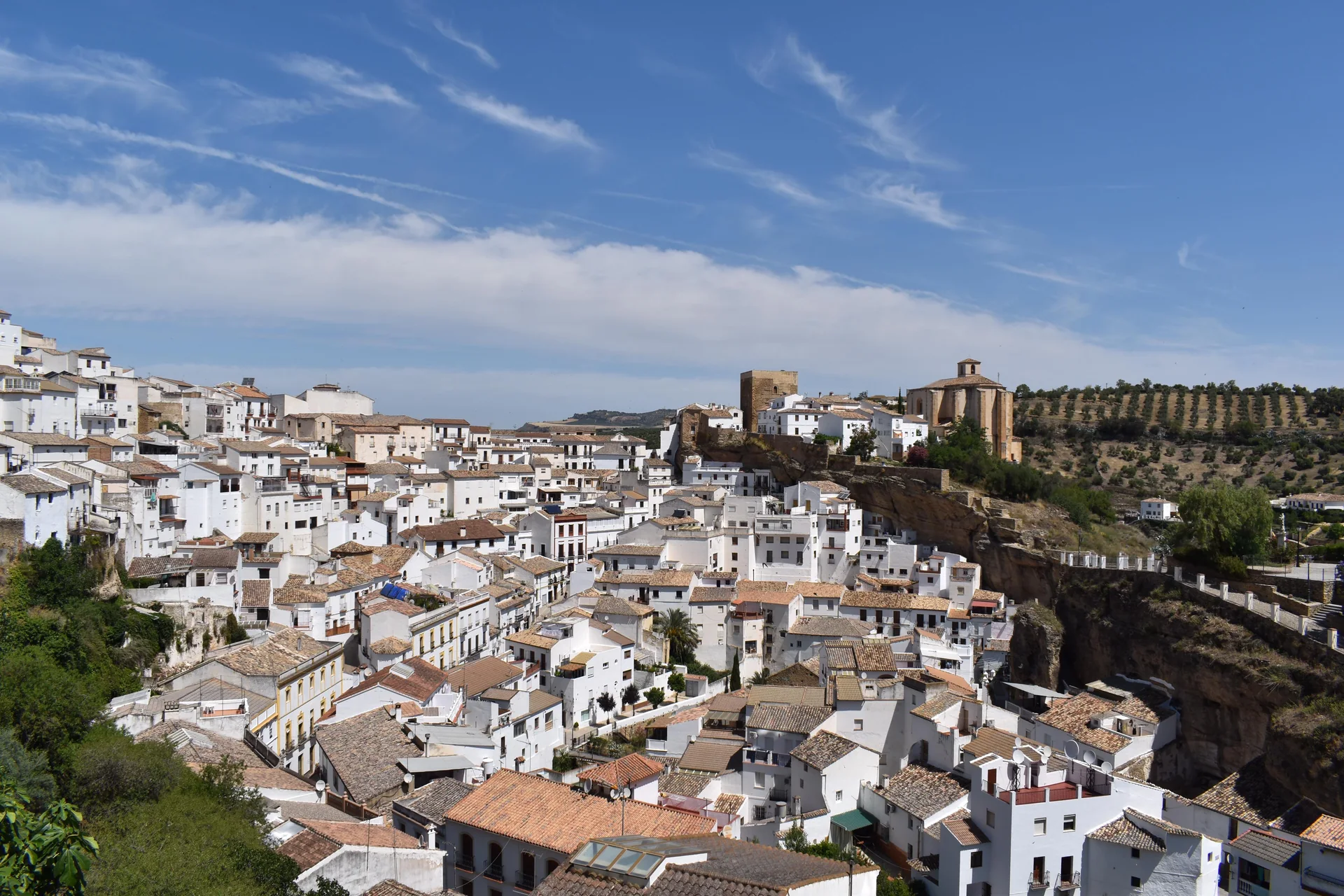 Panorama de Setenil de las Bodegas, com casas brancas e formações rochosas na província de Cádiz.