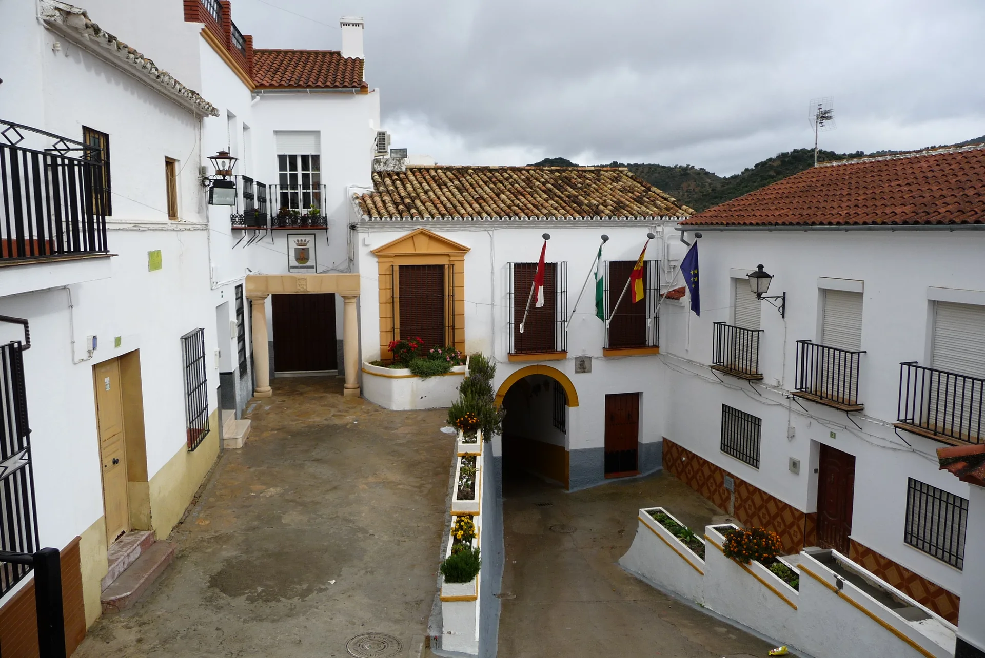 Prefeitura de Torre Alháquime no núcleo histórico do povoado branco em Cádiz, com fachadas caiadas e telhados de telha.