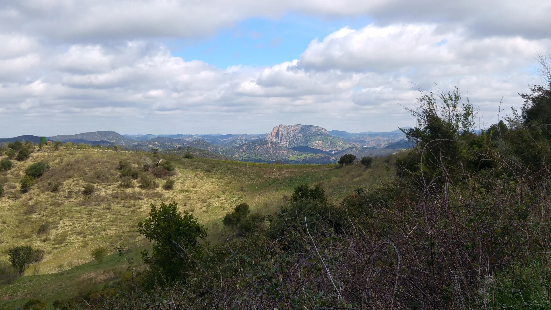 Paisagem serrana com o Peñón de Zaframagón ao centro, na área da Vía Verde de la Sierra.