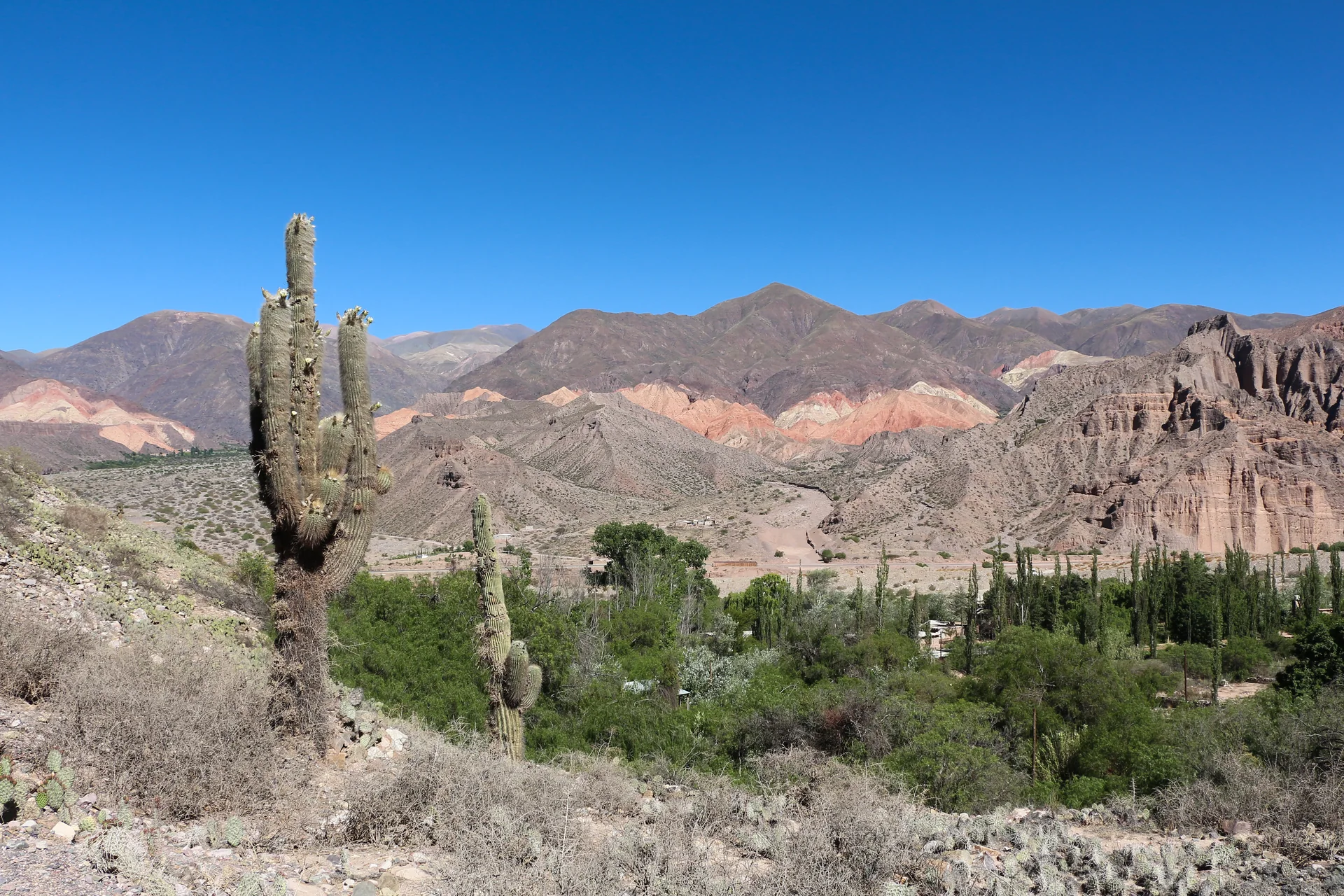 Vale árido e montanhoso da Quebrada de Humahuaca, perto de Tilcara, na província de Jujuy.