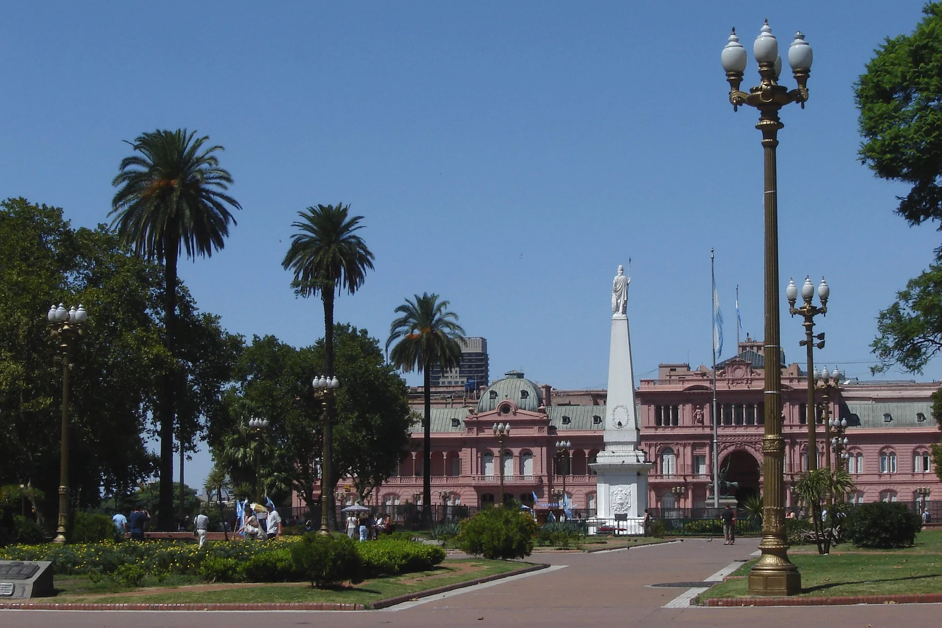 Plaza de Mayo com palmeiras, Pirámide de Mayo e Casa Rosada ao fundo, em Buenos Aires