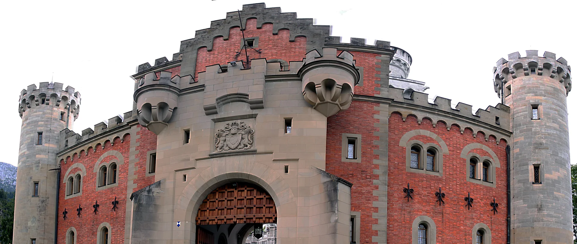 Portão fortificado do Castelo de Neuschwanstein, em Schwangau.