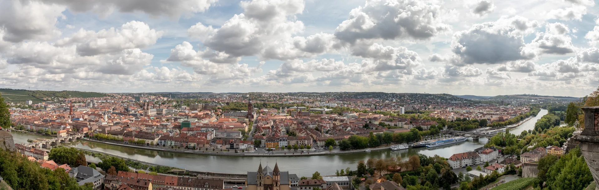Panorama da cidade histórica de Würzburg visto da Fortaleza de Marienberg.